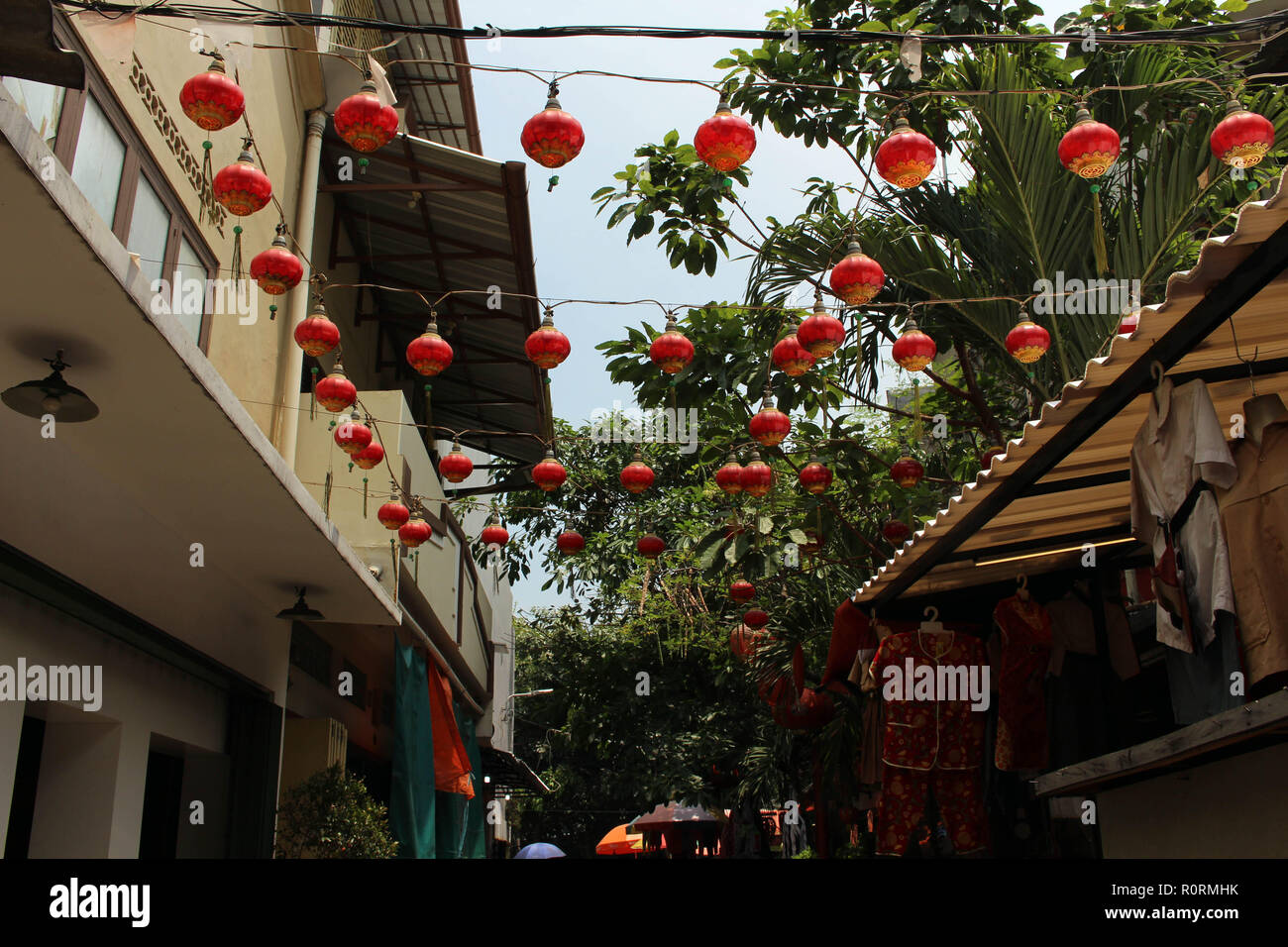 Ein Chinatown Gasse in Glodok, voll von Verkäufern (vieler Produkte und Material) und Laternen hängen. In Jakarta, Oktober 2018. Stockfoto