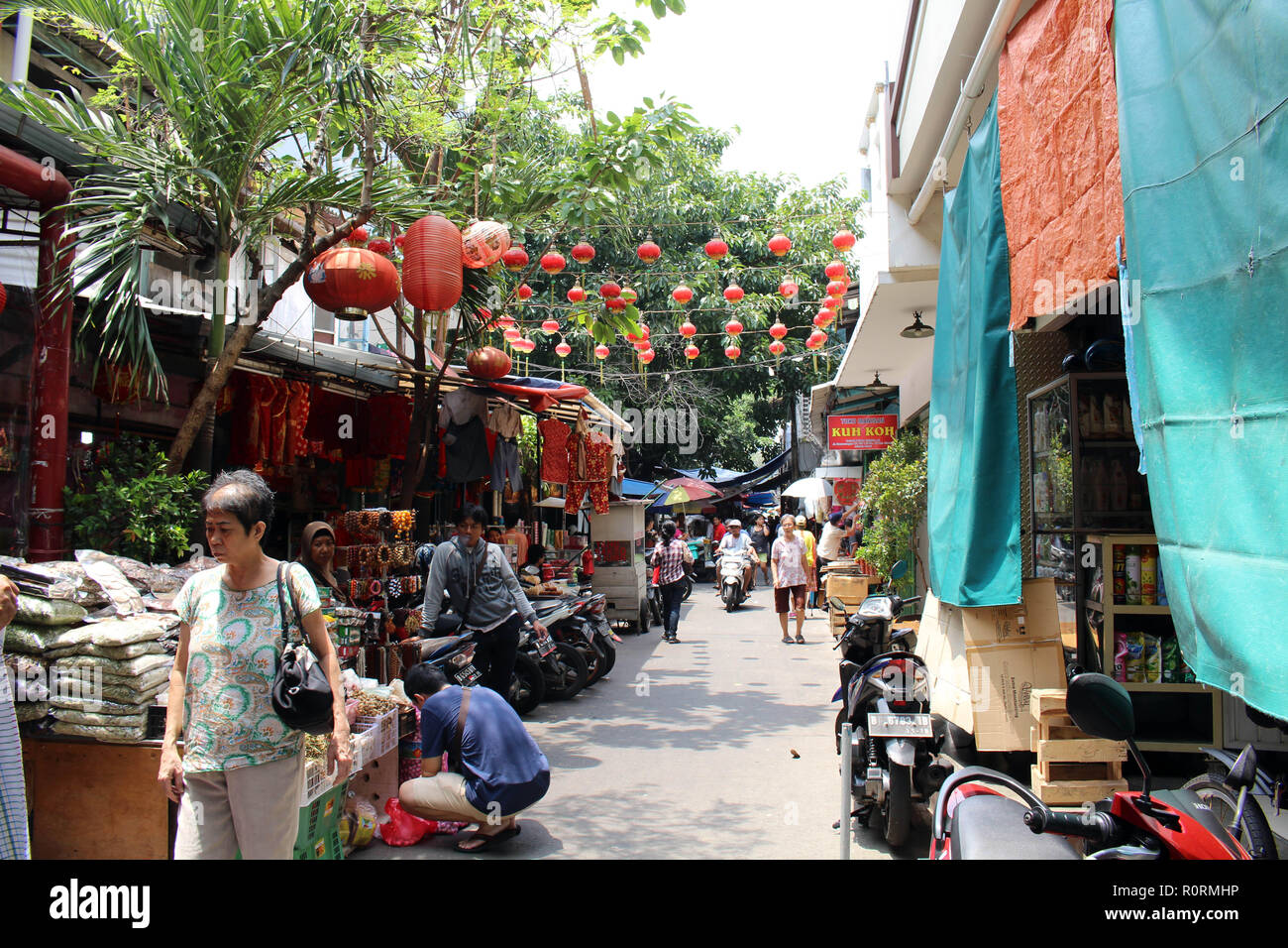 Ein Chinatown Gasse in Glodok, voll von Verkäufern (vieler Produkte und Material) und Laternen hängen. In Jakarta, Oktober 2018. Stockfoto