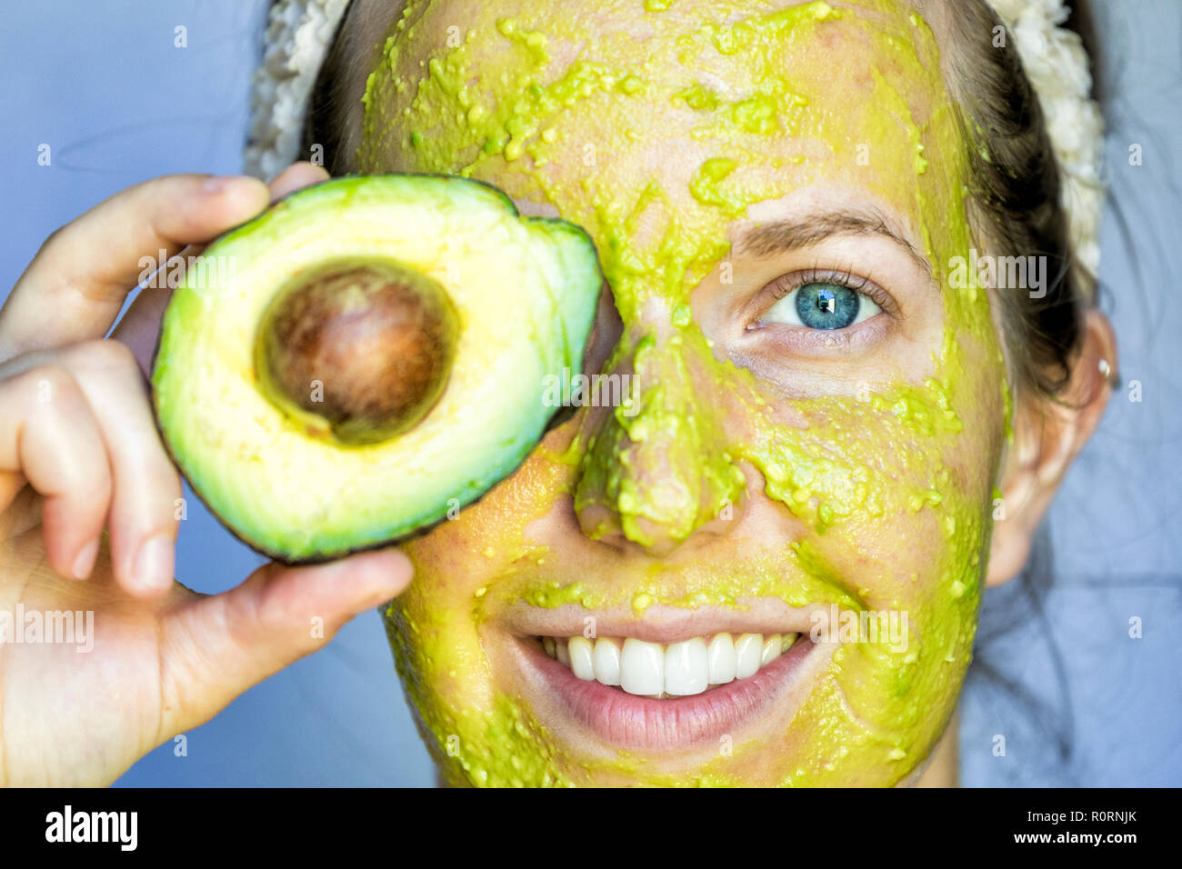 20er Jahre Weiblich mit einer avocado Gesichtsmaske. Stockfoto