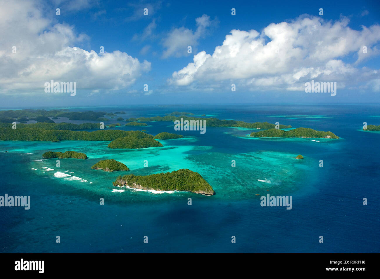 Luftaufnahme, bewaldete Inselgruppe im Westpazifik, Palau, Mikronesien | Luftaufnahme von Palau Inseln, Palau (Belau), Mikronesien Stockfoto