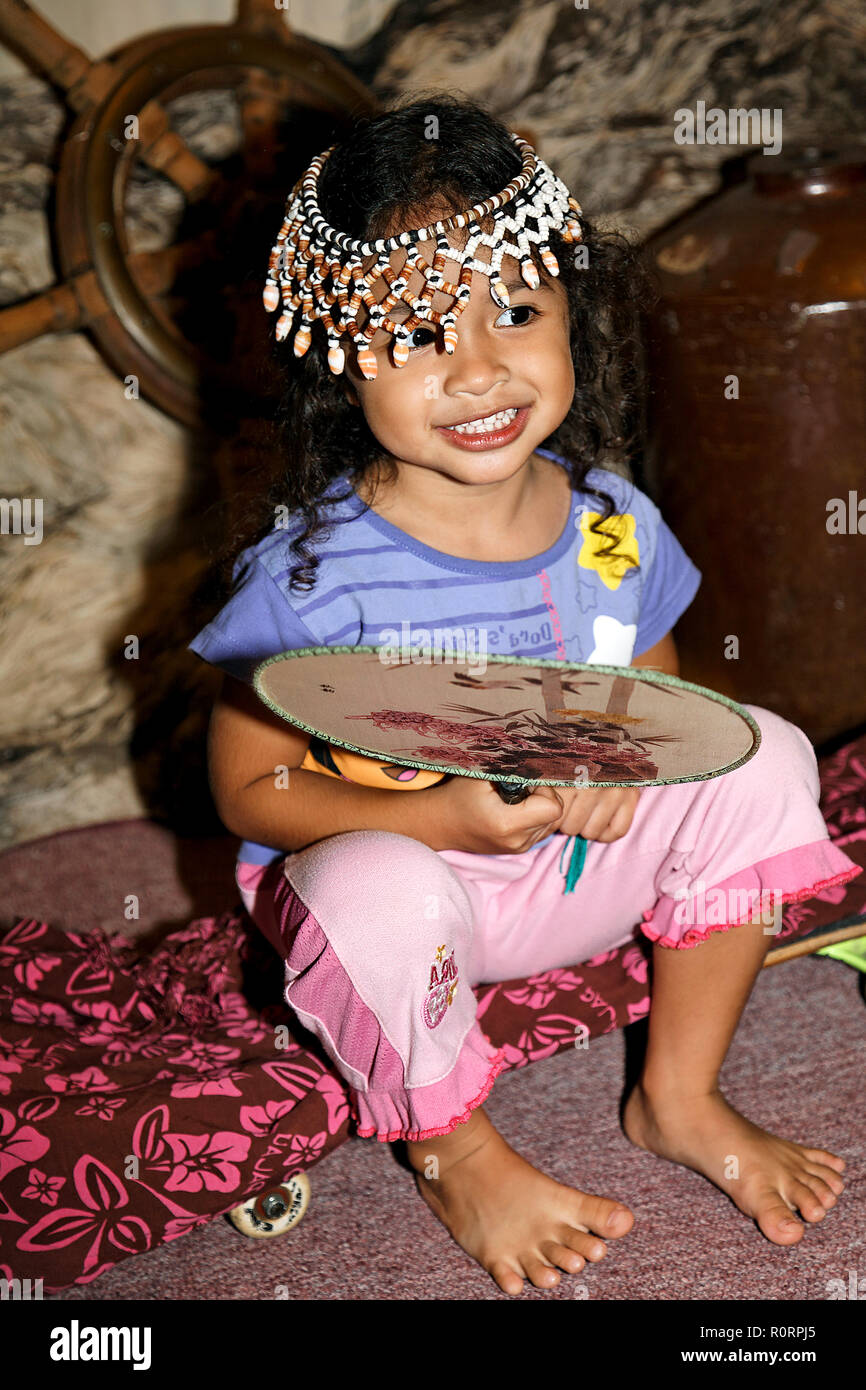 Einheimisches kleines Mädchen mit chador A, Palau, Mikronesien | LLocal kleines Mädchen mit Kopfbedeckung, Palau, Mikronesien Stockfoto