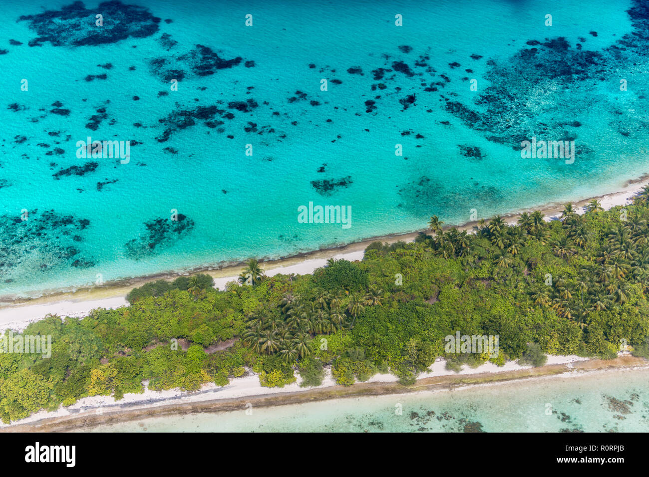 Antenne Landschaft der Malediven Insel Strand. Ruhigen tropischen Natur, Korallenriff und blaues Meer mit Sandbank. Luxus Reisen und Urlaub Konzept Stockfoto