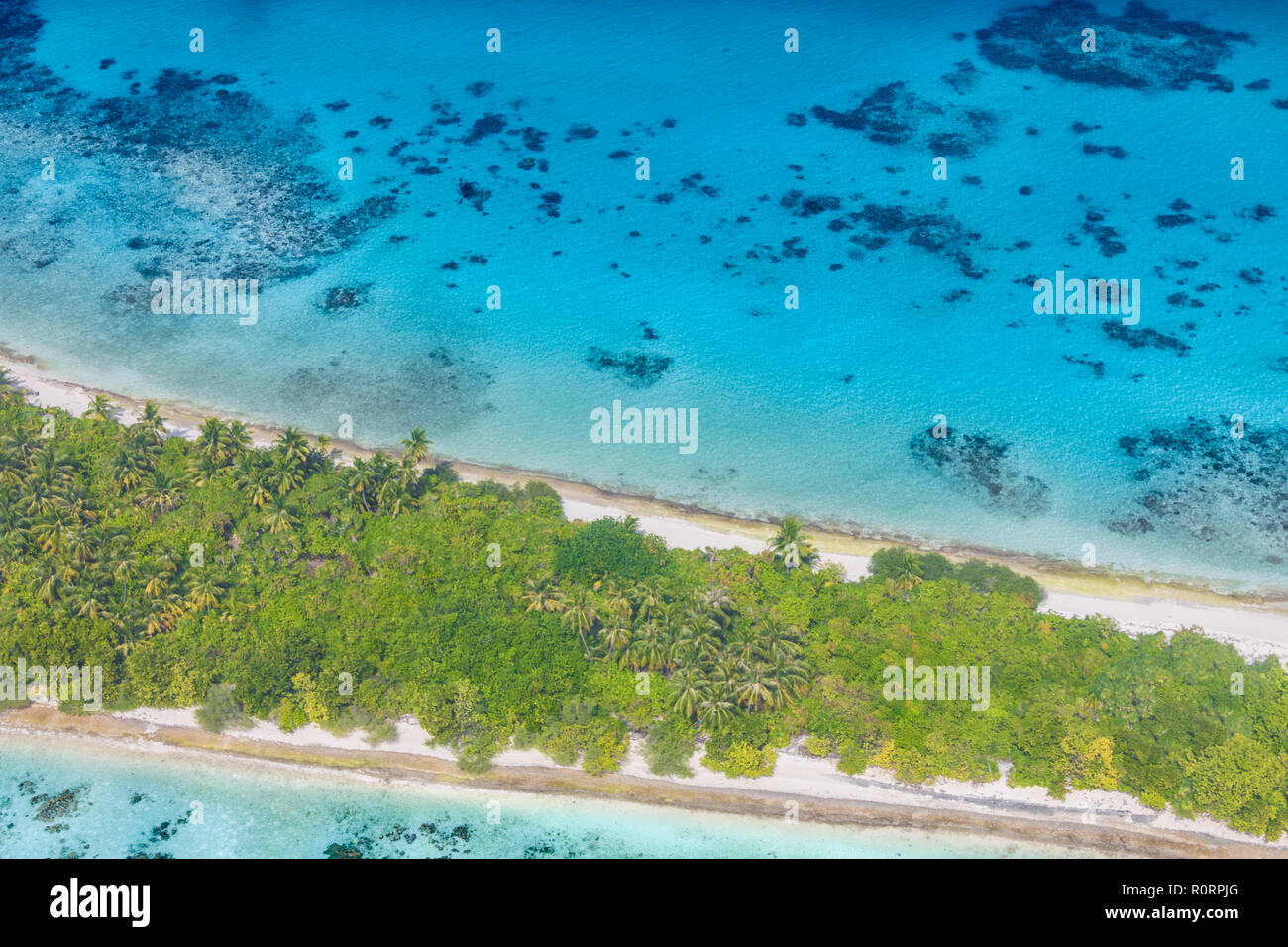 Antenne Landschaft der Malediven Insel Strand. Ruhigen tropischen Natur, Korallenriff und blaues Meer mit Sandbank. Luxus Reisen und Urlaub Konzept Stockfoto
