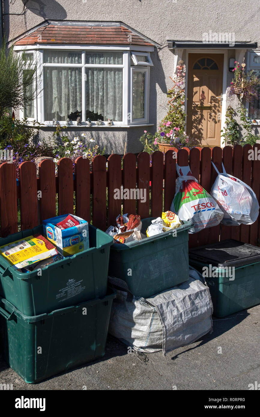 Allgemeine Ansicht eines recycling Fächer und Taschen von Abfällen außerhalb eines Hauses in einer Wohnstraße in Mochdre, Wales, als Conwy Rat eine Regelung einführen, Co Stockfoto