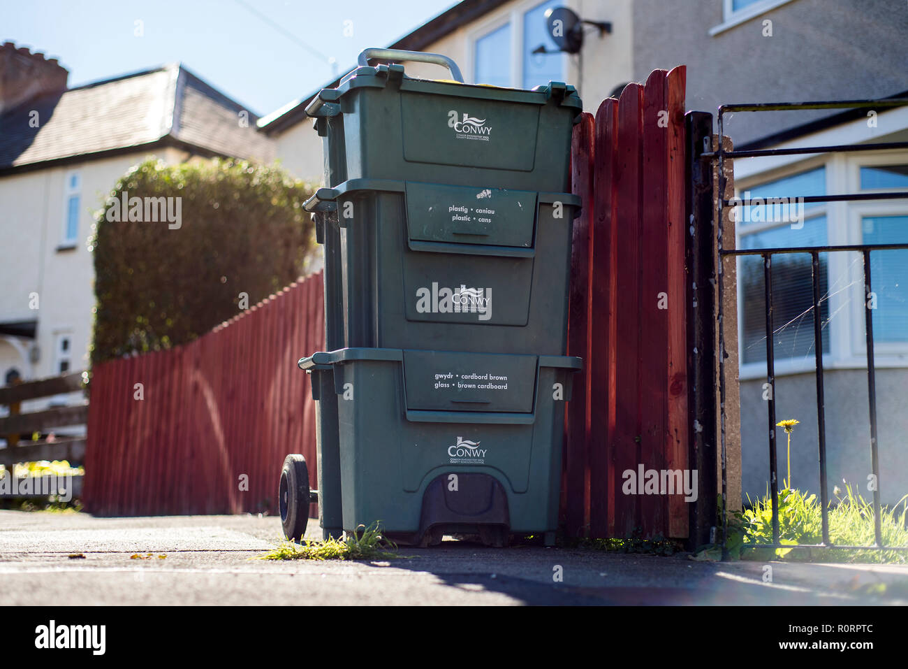 Allgemeine Ansicht eines recycling Bins in einer Wohnstraße in Mochdre, Wales, als Conwy Rat eine Regelung einführen, nicht verwertbaren Haushalt warst zu sammeln Stockfoto