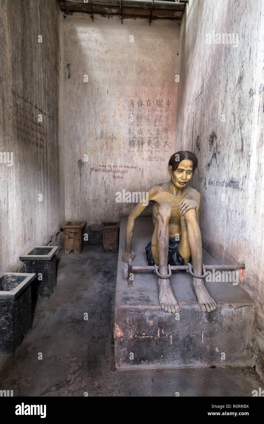 Modell eines vietnamesischen angeketteter Gefangener aus der französischen Kolonie in einem Gefängnis verurteilen, Zimmer in der Con Dao Island, Vietnam Stockfoto