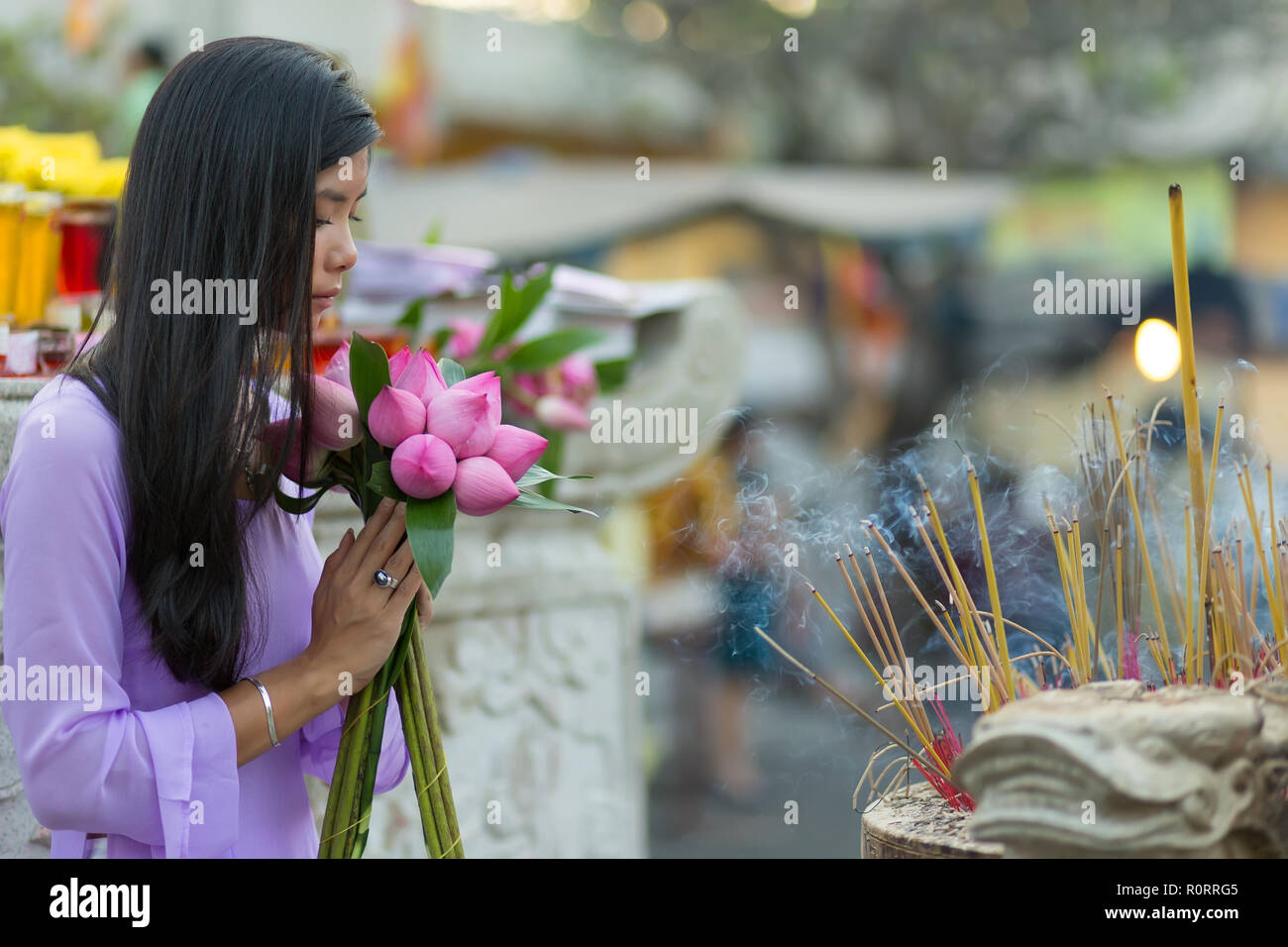 Buddhistische asiatische Frau im Tempel mit Lotus Flower bud Bündel beten Stockfoto