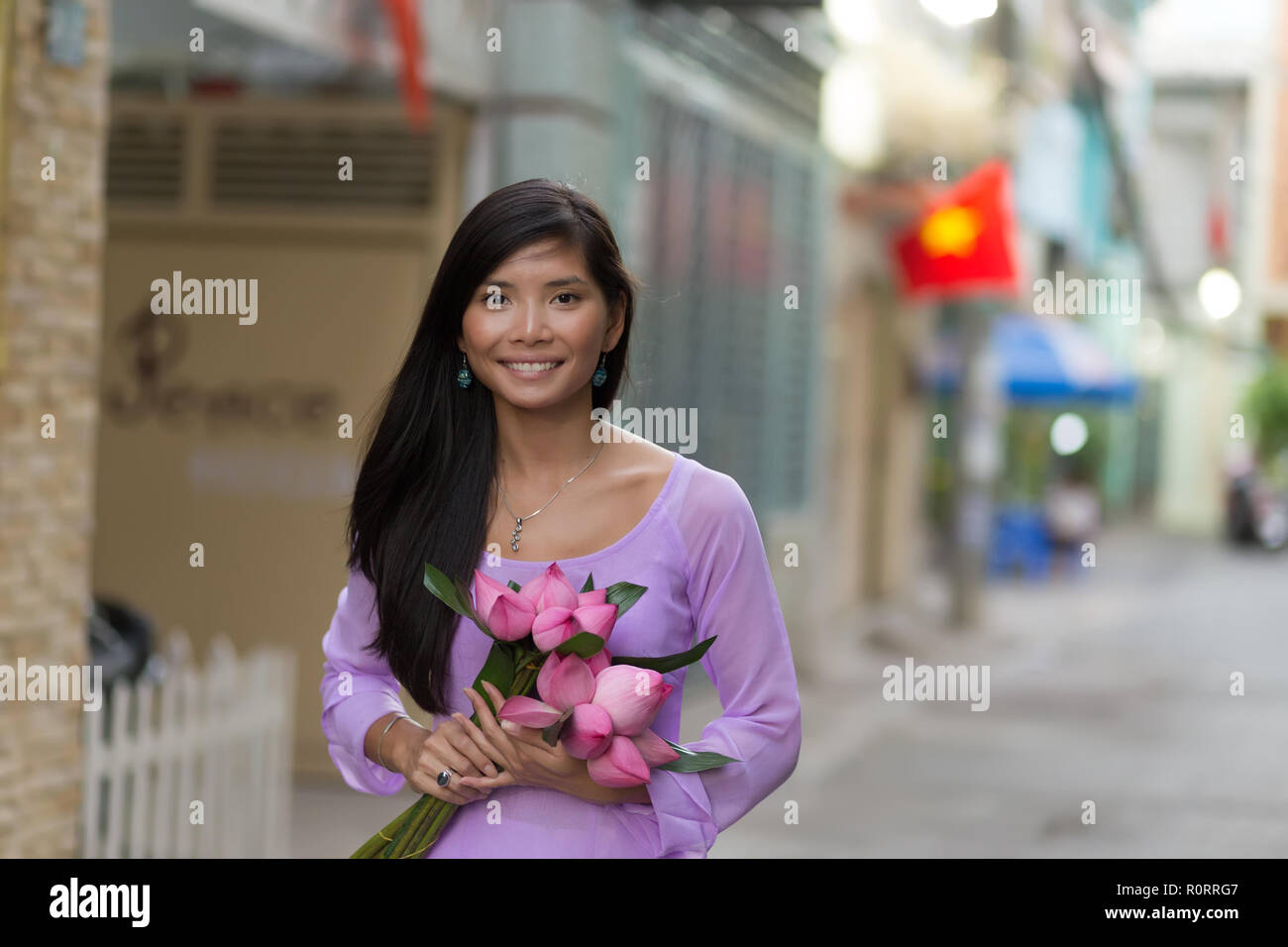Vietnamesische Frau mit Lotus Blumen bud Bündel Stockfoto