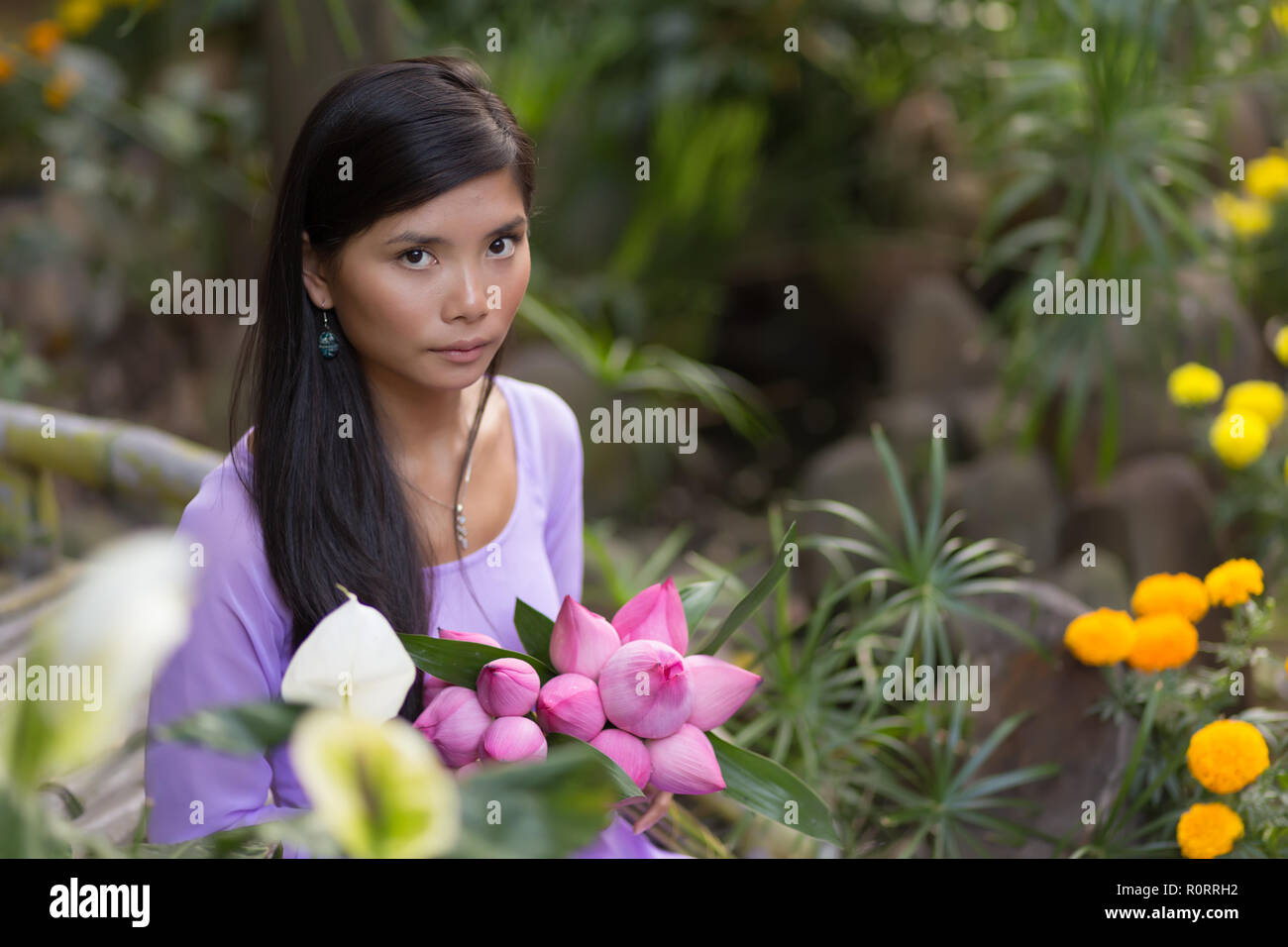 Vietnamesische Frau Beauty Holding Lotus Flower bud Bündel Stockfoto