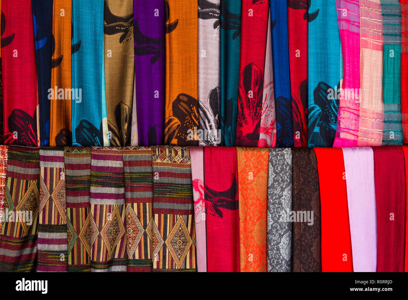 Bunte Tücher und Schals aus Seide in der Thailändischen weiße Ethnie Dorf von Mai Chau in Vietnam. Stockfoto