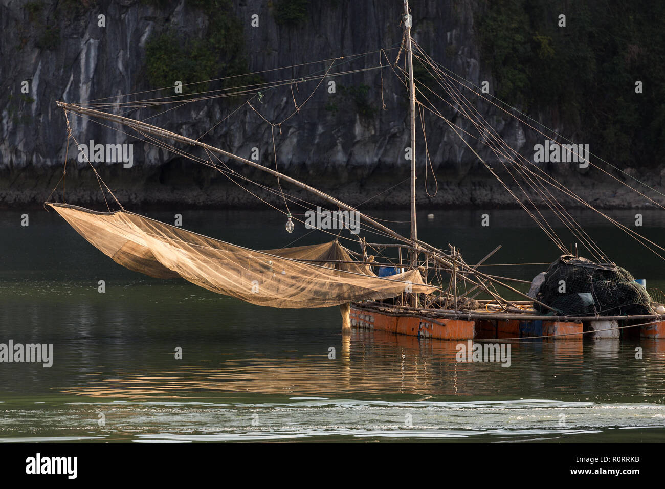 Floating squid Fishing Net auf einem großen floß in der Halong Bay, Vietnam Stockfoto