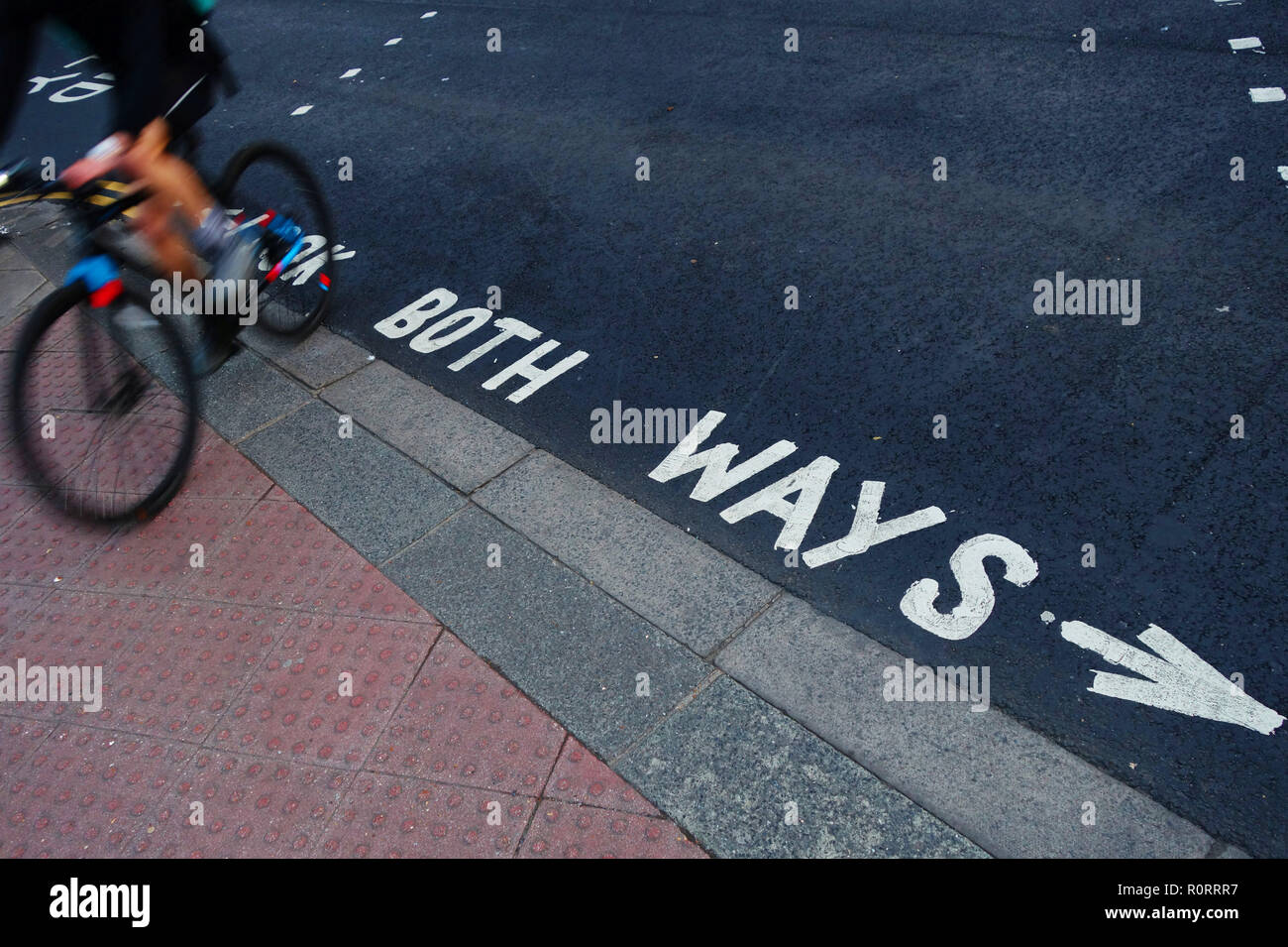 Kreuzung mit der Anweisung in beide Richtungen zu schauen, Brighton, Großbritannien Stockfoto