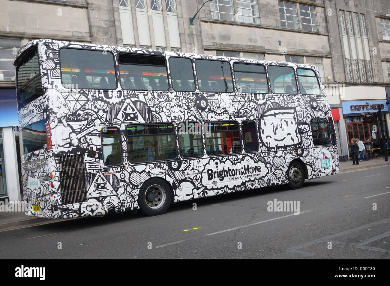 Iconic Brighton & Hove Doppeldecker-Bus durch Jason McQuillen, Brighton Vereinigtes Königreich lackiert Stockfoto