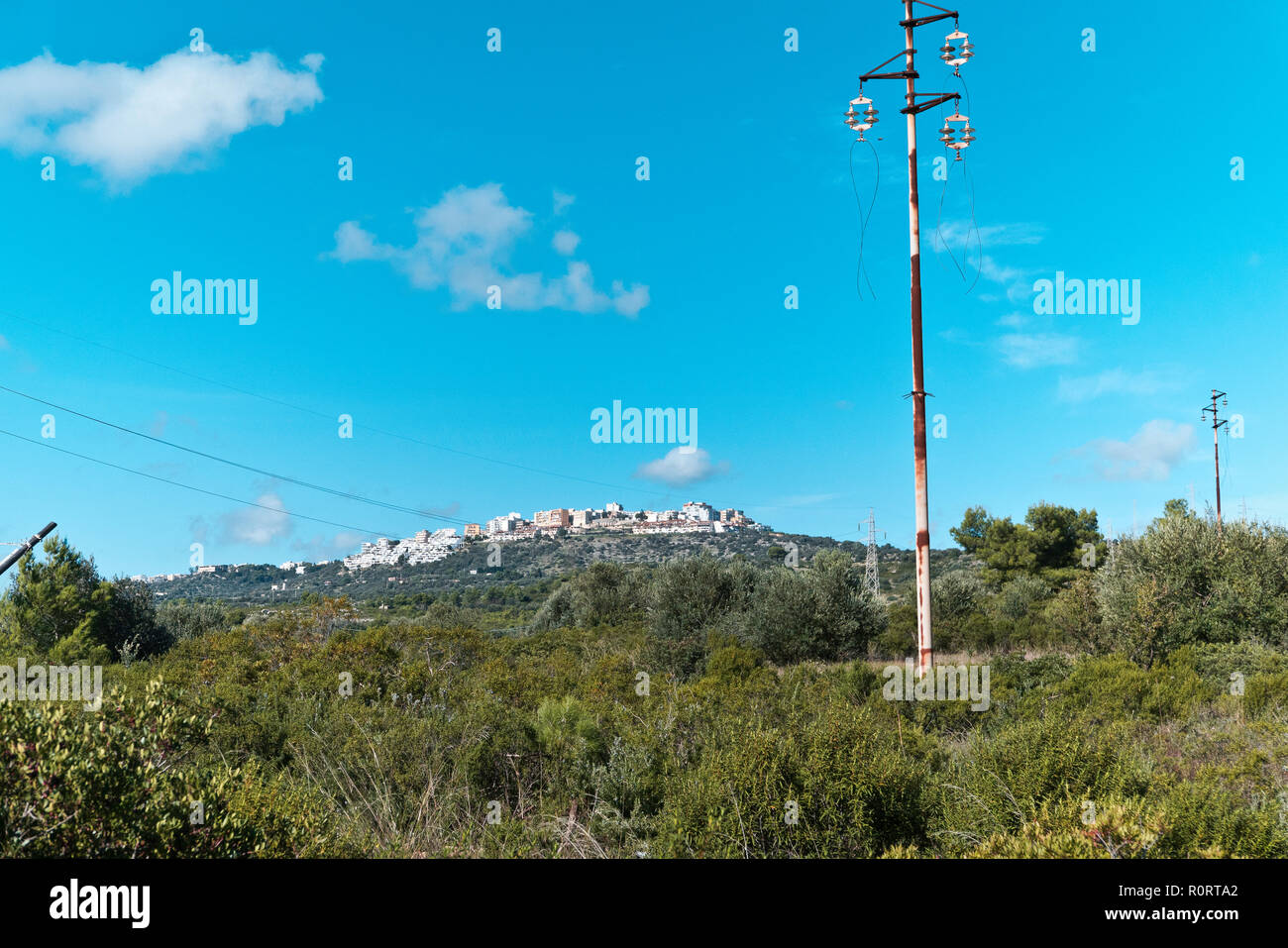 Landschaft der Mottola Territorium mit Dorf auf dem Hügel und elektrische Kabel. Stockfoto