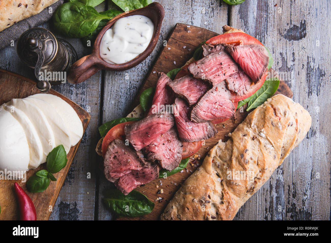 Steak Sandwich, in Scheiben Roastbeef, Käse, Spinat, Tomate Stockfoto