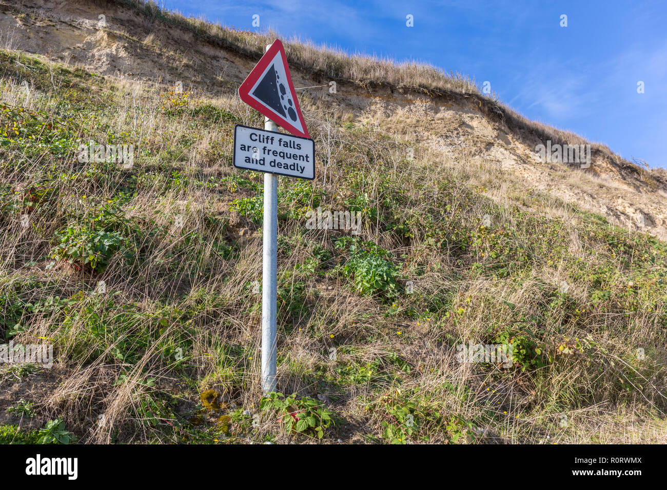 Anmelden Warnung von Cliff fällt. Dunwich, Suffolk, Großbritannien. Stockfoto