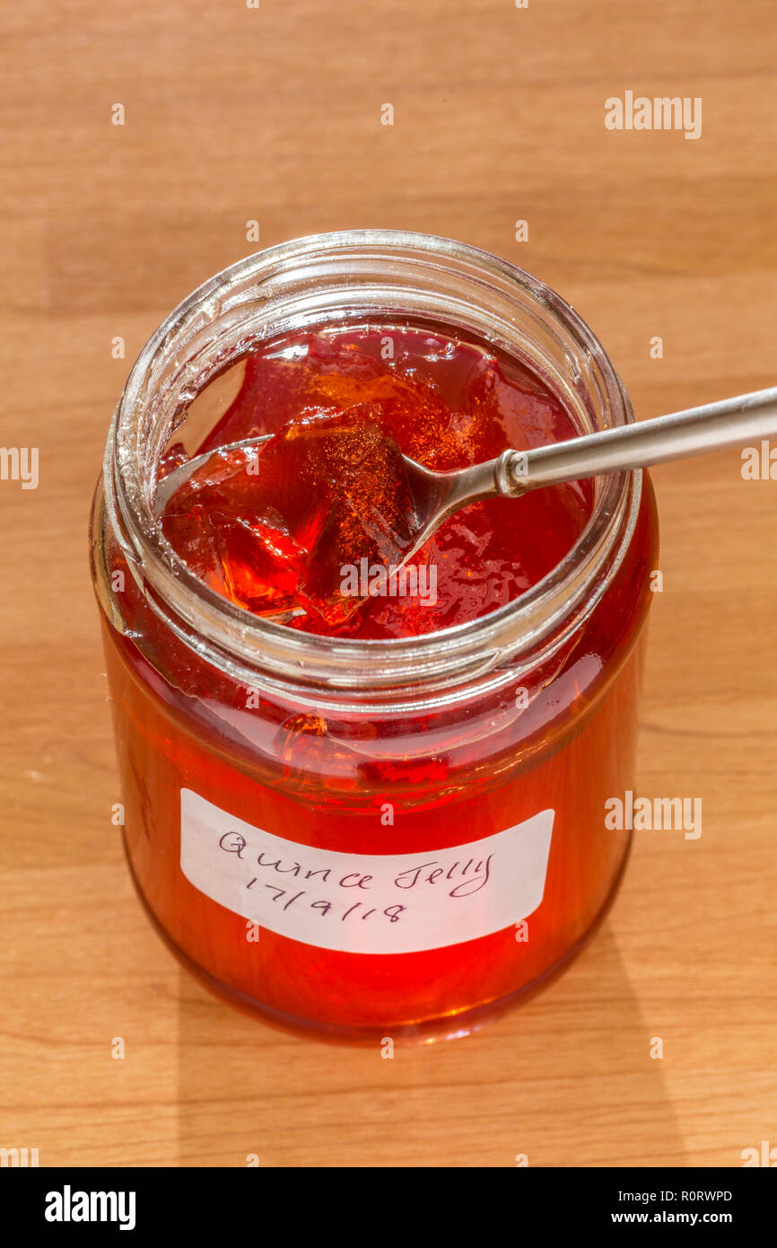 Glas hausgemachte Quittengelee. Stockfoto