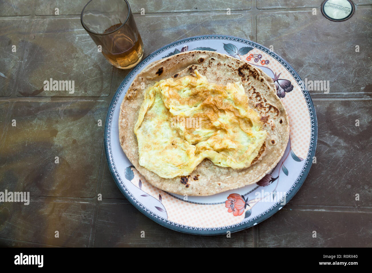 Omelette, chapati und Kaffee, die in Purne serviert wurden (Dorf auch bekannt als purni) in Zanskar, Jammu und Kaschmir, Indien Stockfoto