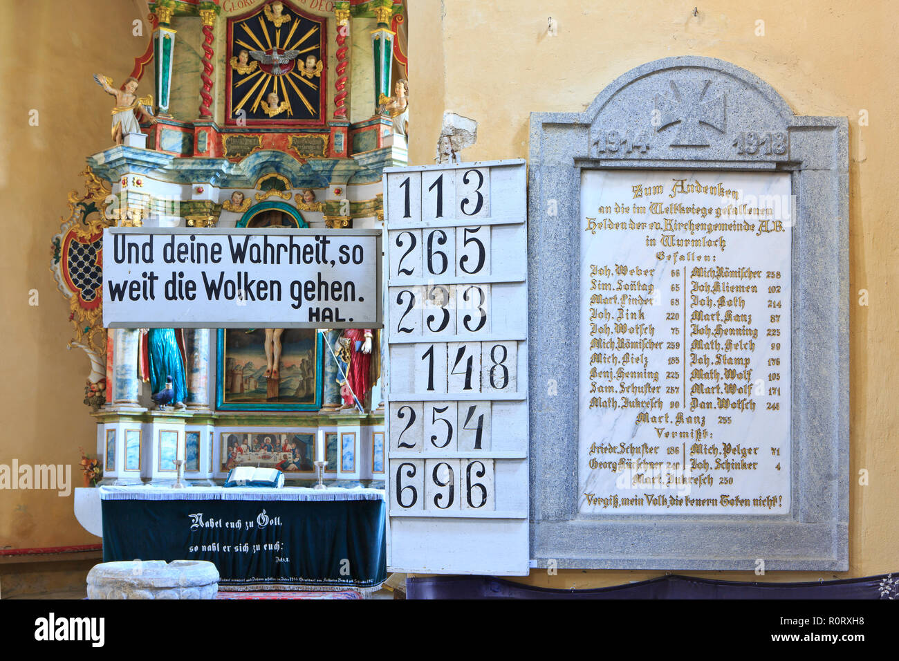 Seitenzahlen der Bibel auf dem Altar am 16. gelesen werden - Jahrhundert evangelische Wehrkirche (UNESCO-Weltkulturerbe) in Valea Viilor, Rumänien Stockfoto