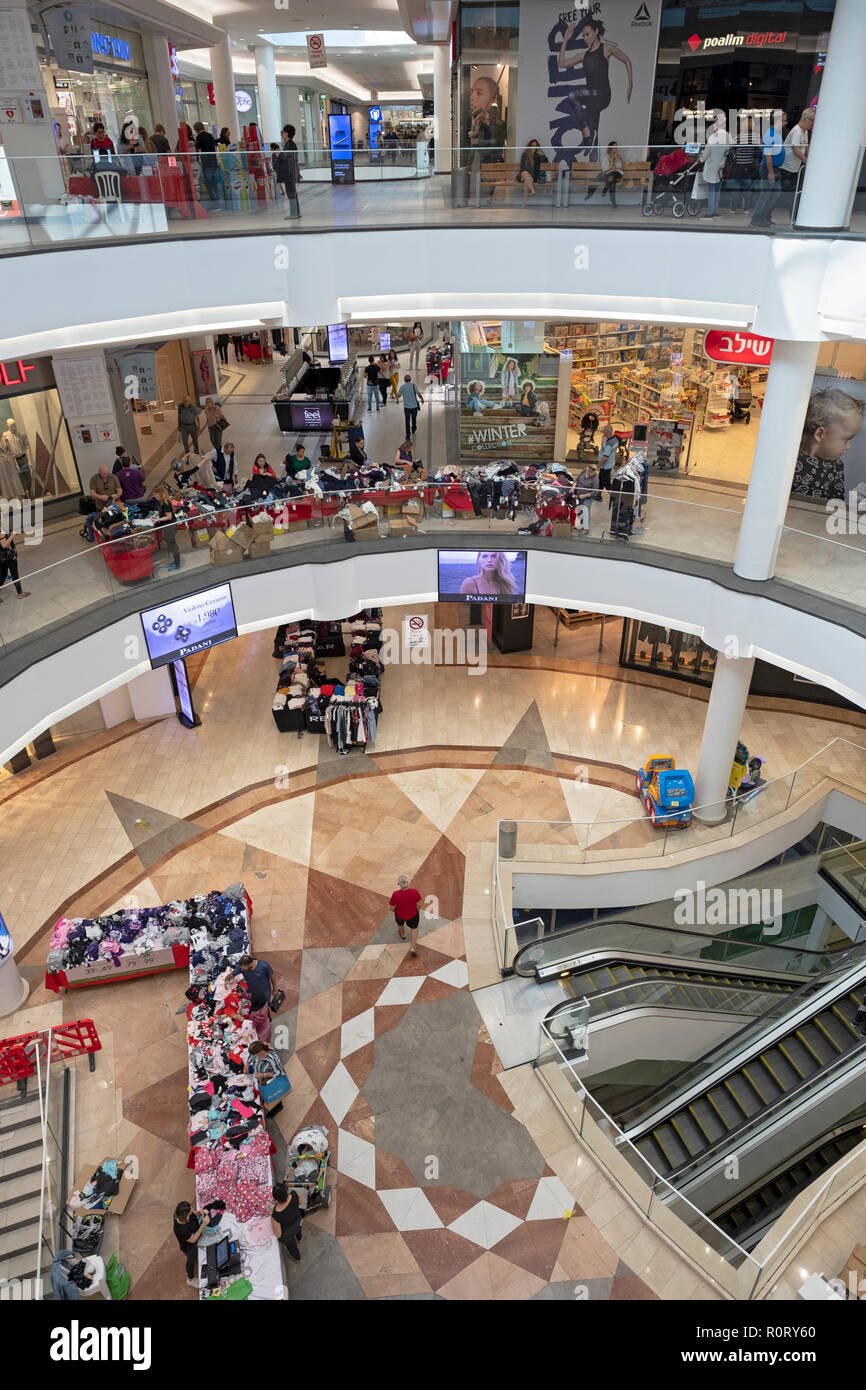 Eine Ansicht von oben des mehrstufigen GRAND CANYON MALL in Haifa, Israel. Stockfoto