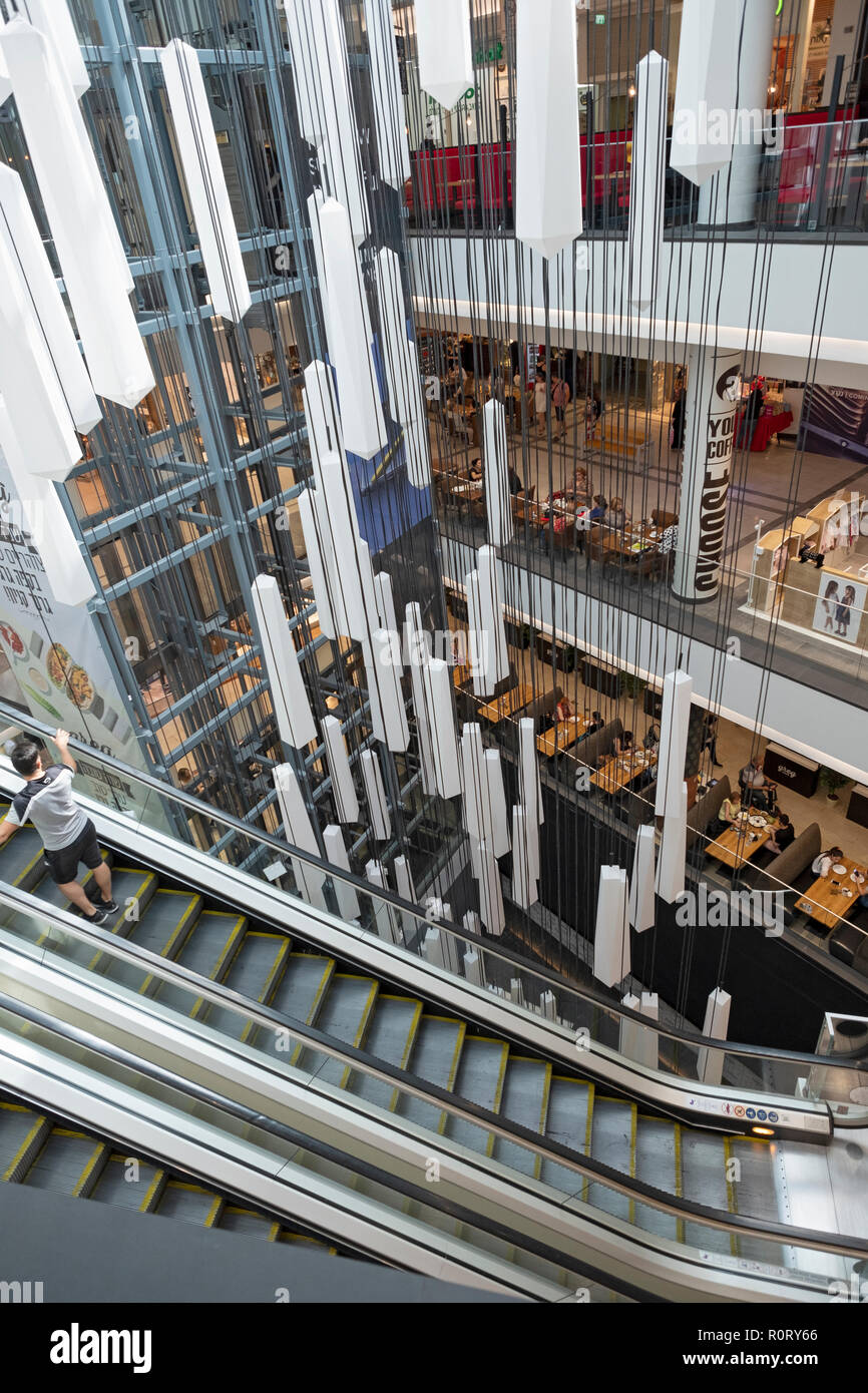 Eine Ansicht von oben des mehrstufigen GRAND CANYON MALL in Haifa, Israel. Stockfoto