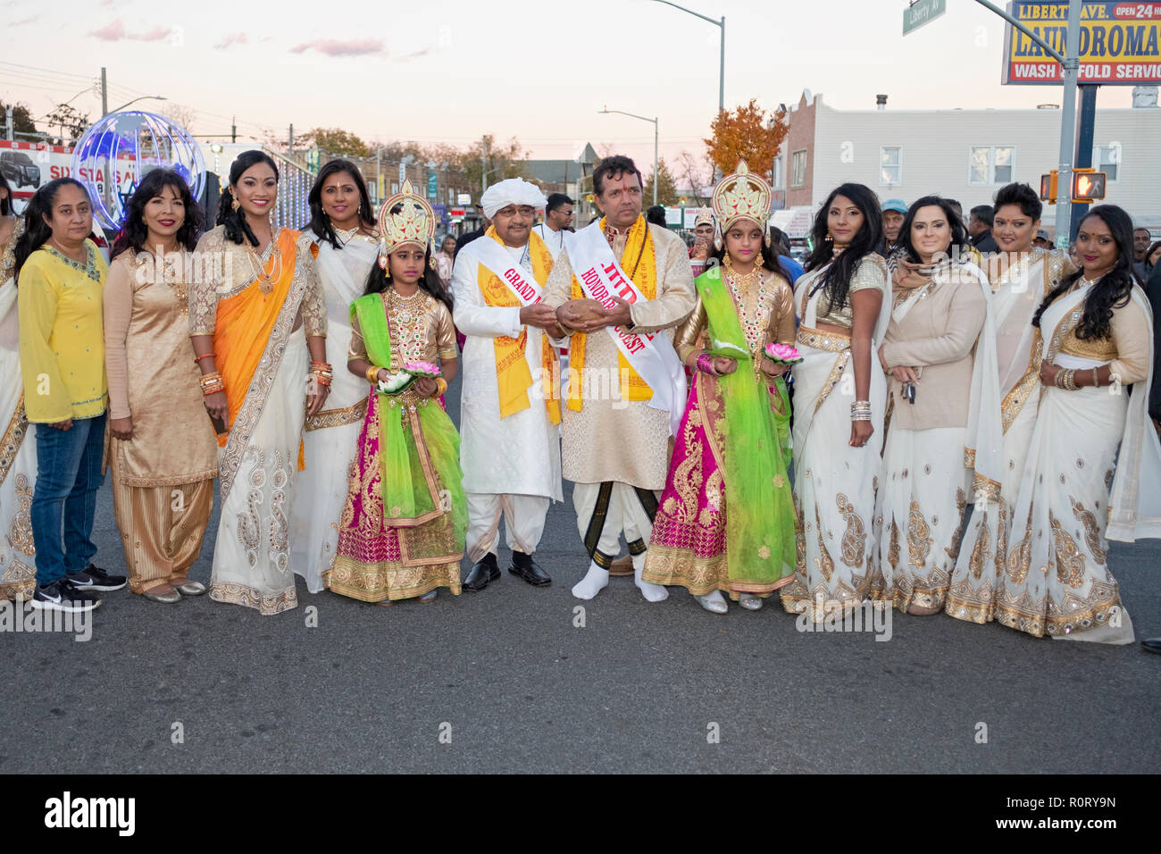 Die Teilnehmer des Diwali motorcade, viele in der gleichen Sari, pose mit dem Grand Marshall & Special guest. In South Richmond Hill, Queens, New York. Stockfoto