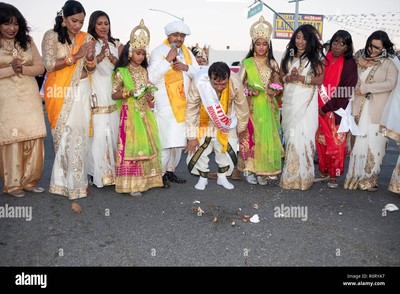Die Teilnehmer des Diwali motorcade, Smash eine Kokosnuss als Symbol für die Zerschlagung der harten Schale und dem reinen Inneren. In Queens, New York. Stockfoto