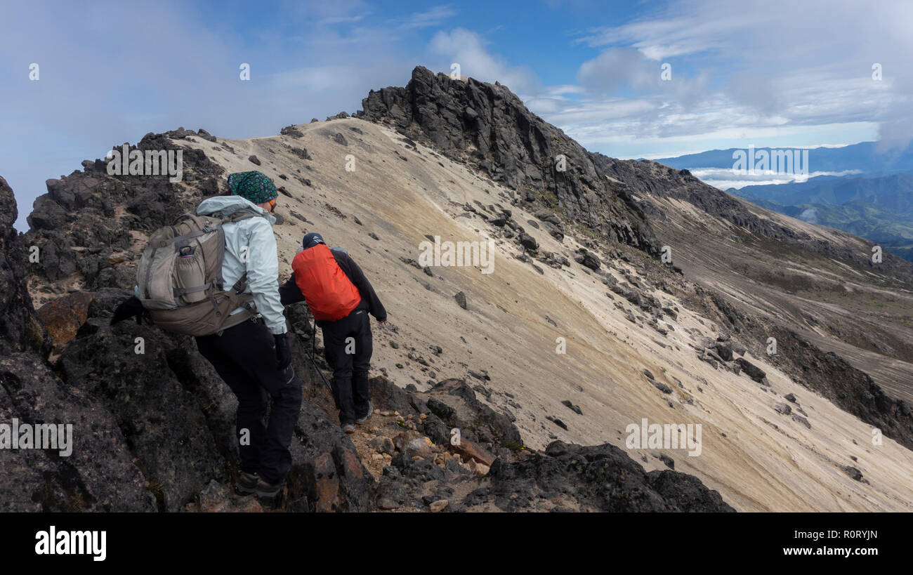 Paar Bergsteiger zu Fuß auf den Gipfel des Vulkans Guagua Pichincha in der Nähe der Stadt Quito Stockfoto