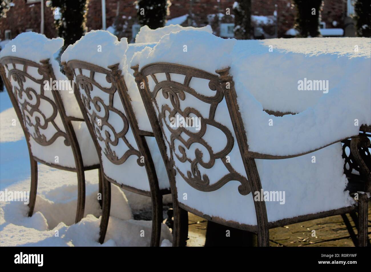 Gartenmöbel, gefüllt mit Schnee Stockfoto