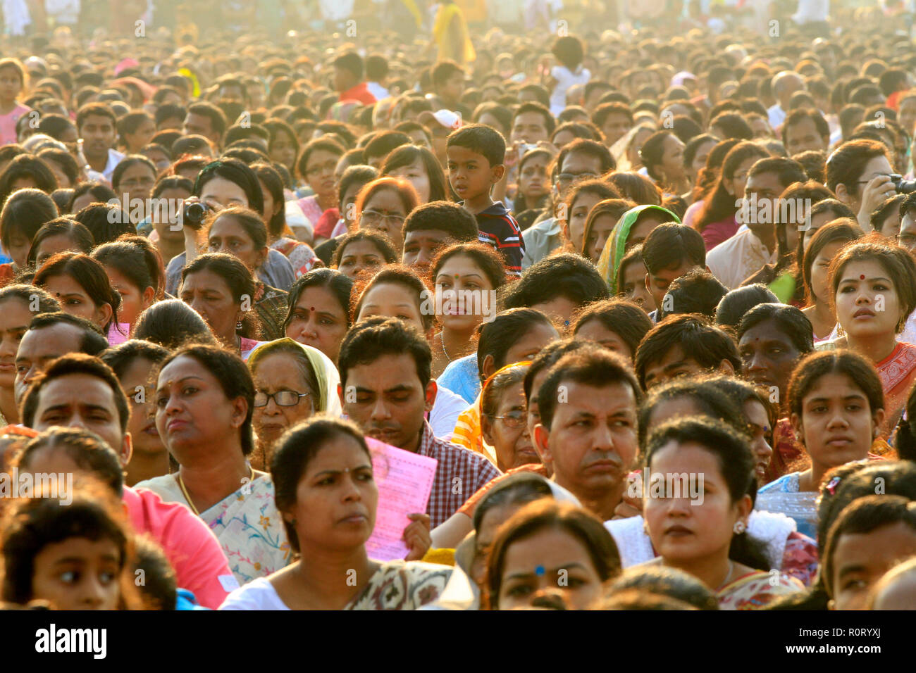 Tausende von Christen, darunter viele Katholiken beten und in einem ökumenischen Gebet Easter Sunrise Service singen vor der Bangladesch Nati Stockfoto
