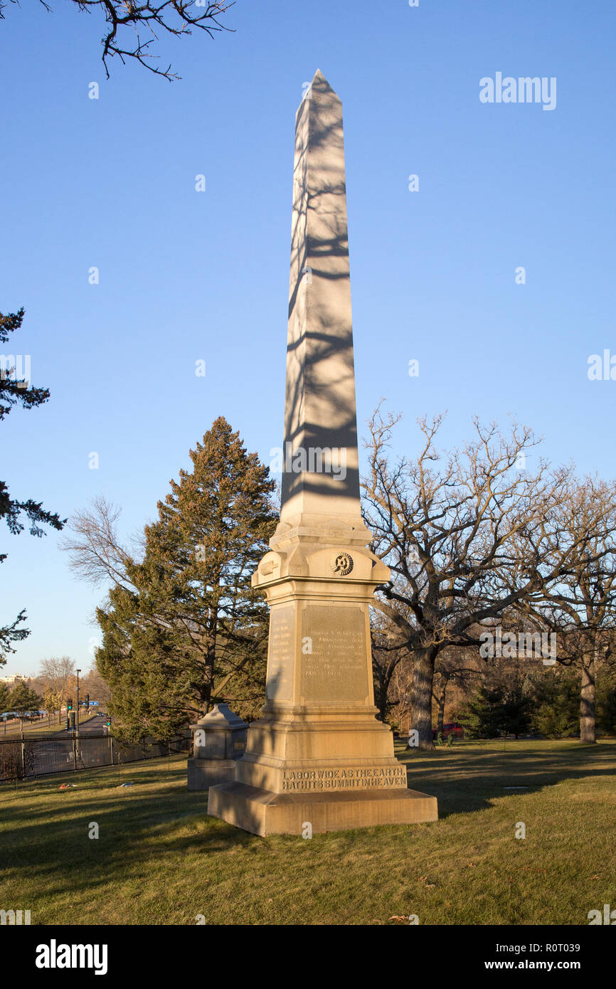 Ein Obelisk Denkmal 1885 errichtet in der Lakewood Friedhof durch das Minneapolis's Kopf Miller Association, in Erinnerung an diejenigen, die ihr Leben verloren, Stockfoto