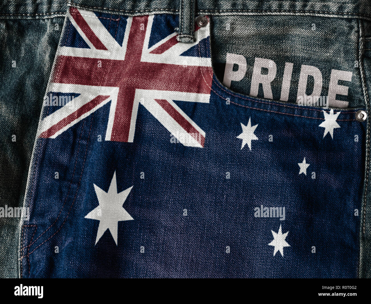 Commonwealth von Australien Flagge mit Stolz Wort auf Denim Blue Jeans Hintergrund Konzept. Stockfoto