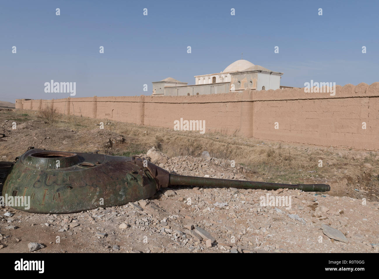 Bleibt der sowjetischen Panzer vor Ruinen von verlassenen Palast vernichtet, die durch den Krieg in der Nähe von Kholm, Provinz Balkh, Afghanistan Stockfoto