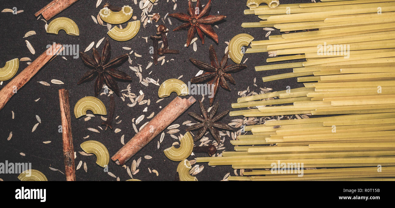 Fettuccine Pasta stick, Makkaroni, und die Gewürze, Zimt, Sternanis, Nelken, Kreuzkümmel Stockfoto