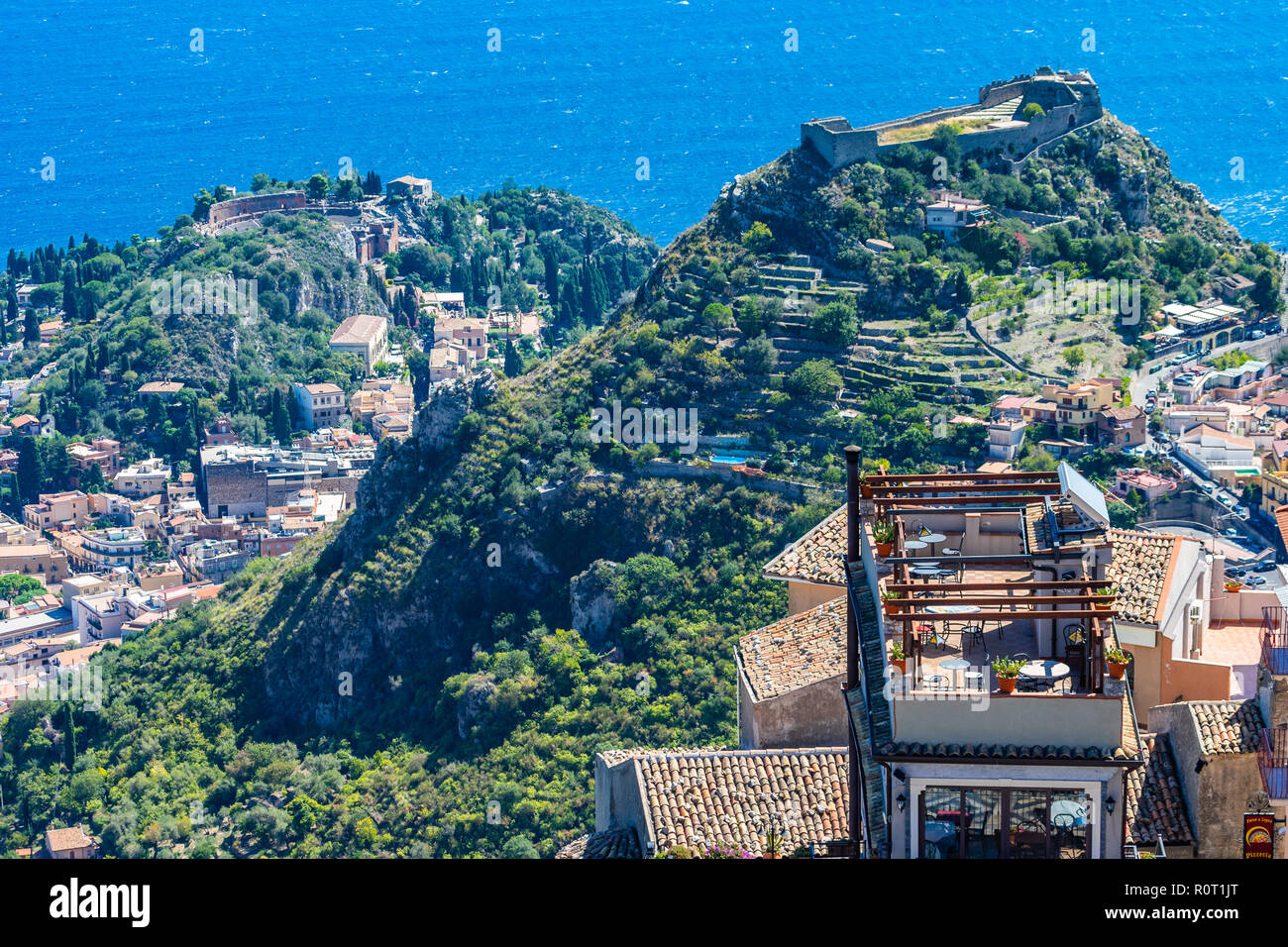 Castelmola, Italien - 27 September 2018: Der Blick aus dem kleinen Dorf Castelmola am Berg oberhalb von Taormina, mit Blick auf das Mittelmeer Stockfoto