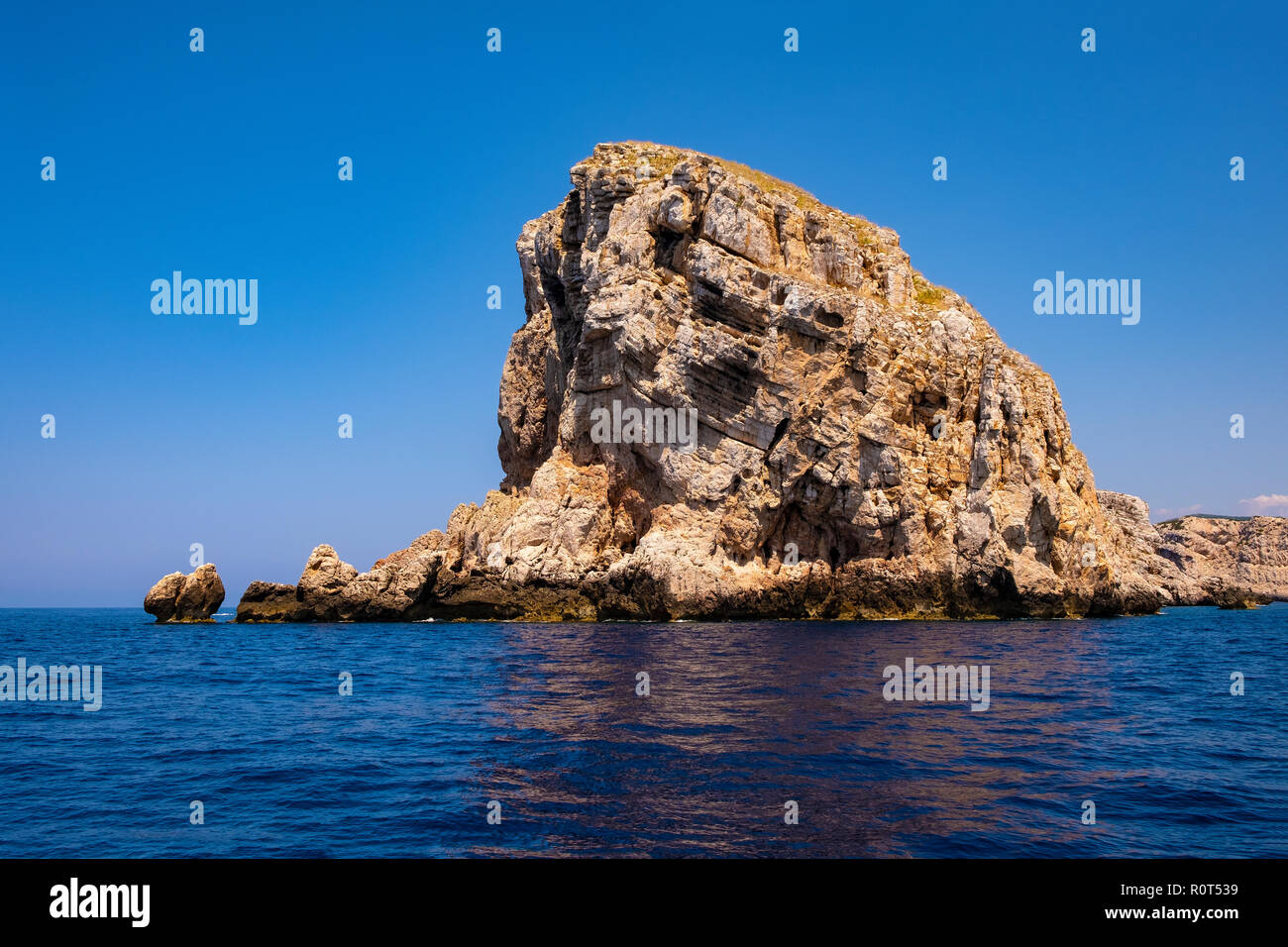 Alghero, Sardinien/Italien - 2018/08/09: felsigen Inseln und Kalkfelsen des Capo Caccia Kap am Golf von Alghero Stockfoto