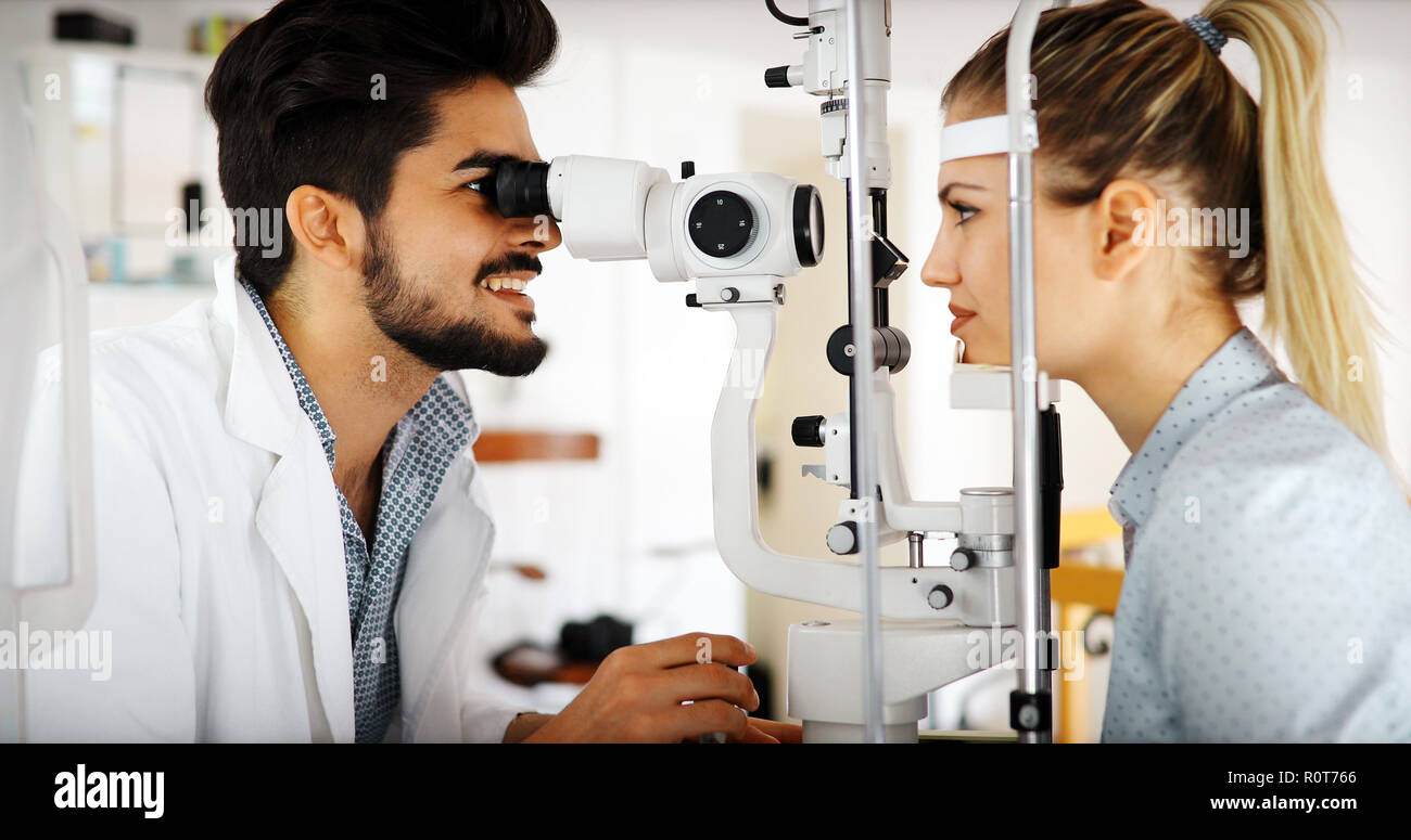 Mädchen Frau in der Augenheilkunde Klinik für Dioptrien Erkennung Stockfoto