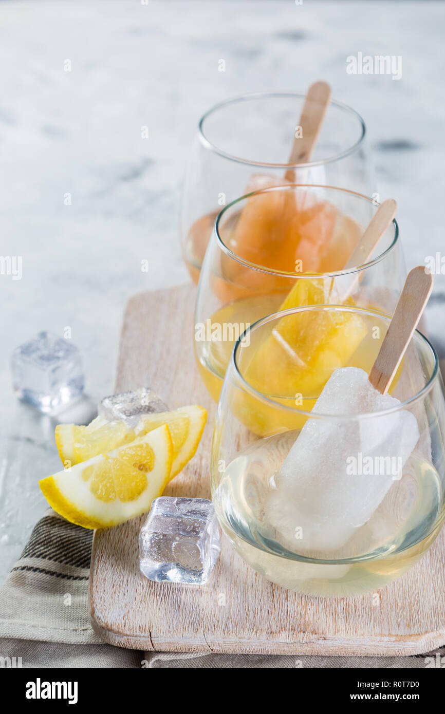 Bunte Eis Eis am Stiel mit Wein in Gläsern Stockfoto
