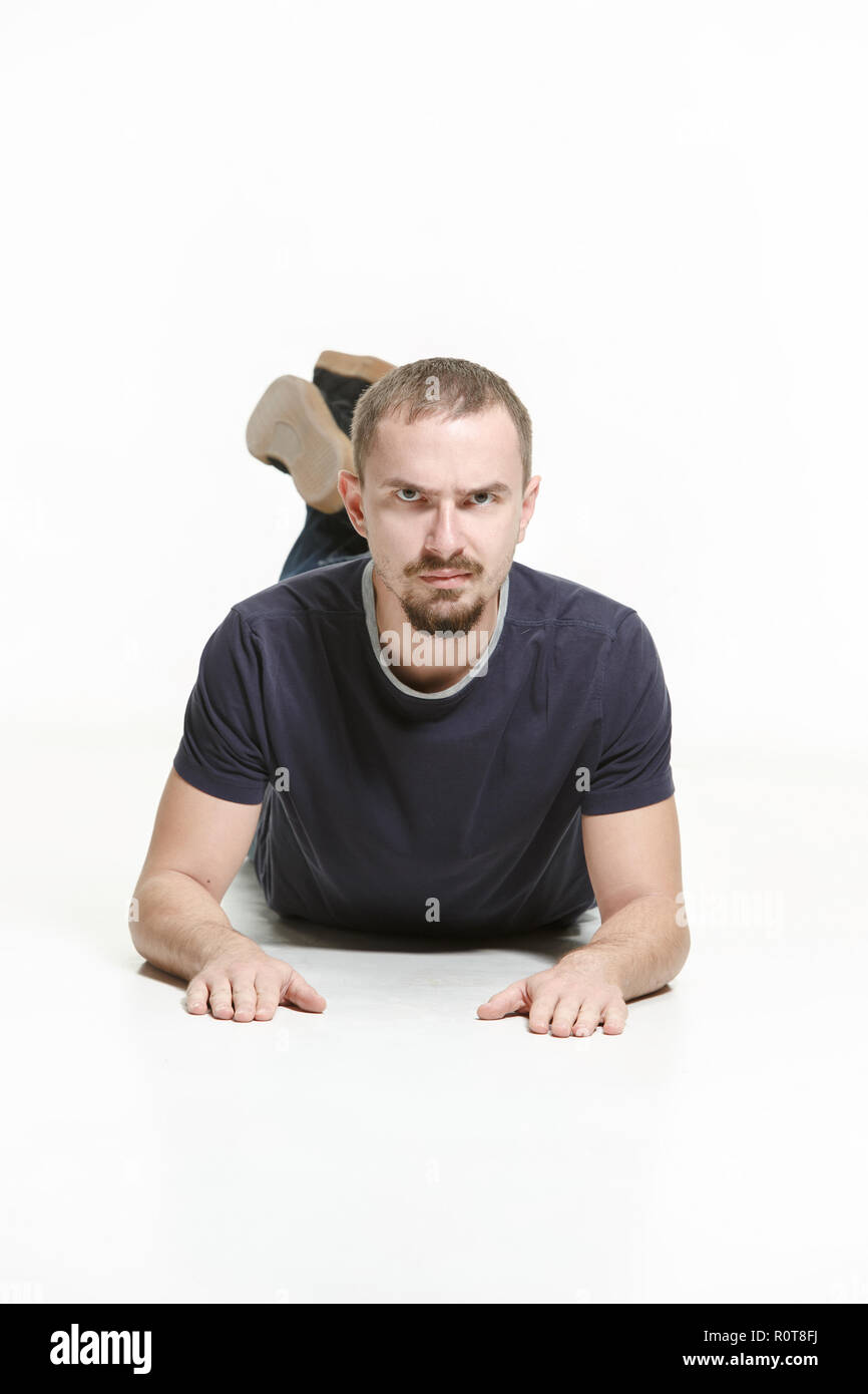 Der Mann lag auf dem Boden im White studio Stockfoto