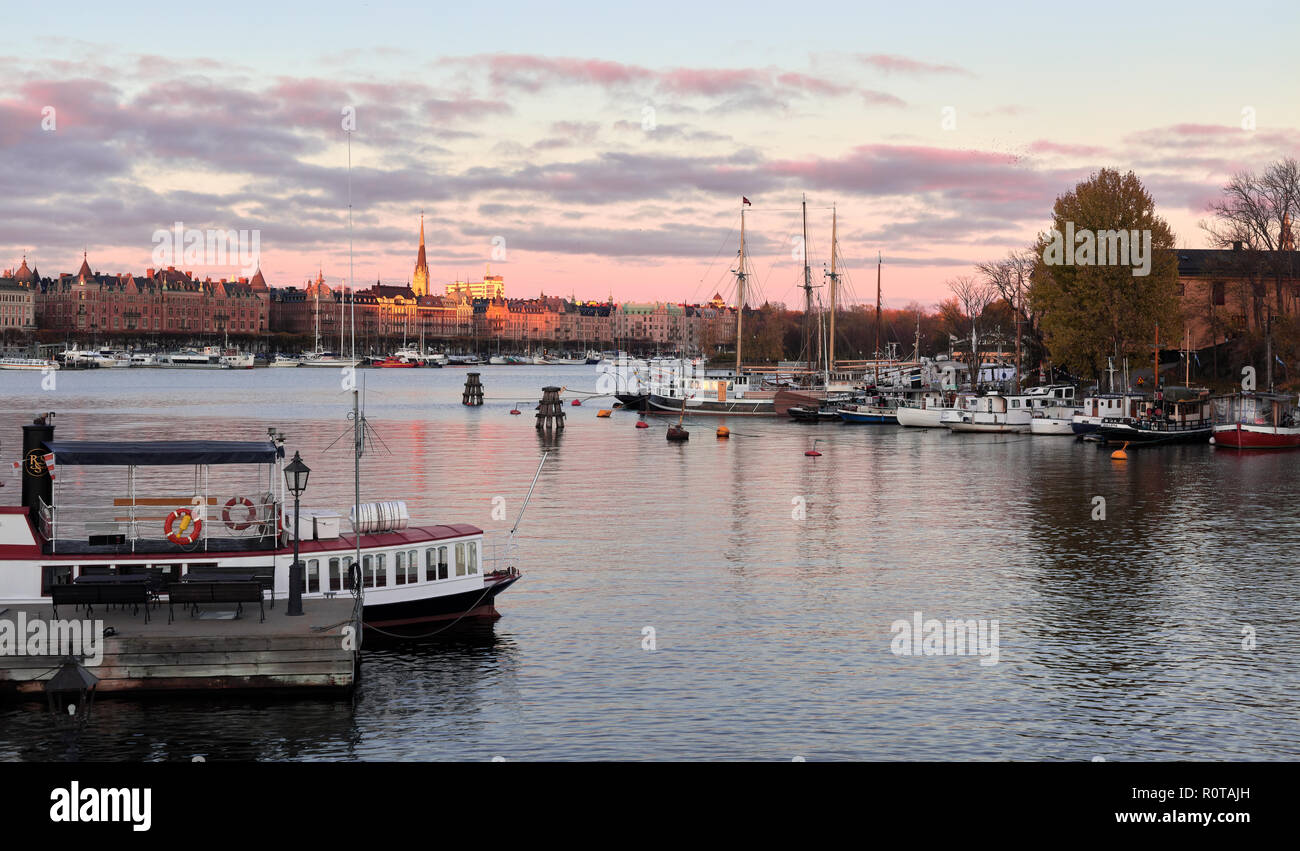 Herbst am Abend Blick auf Ladugårdslandsviken von skeppsholmsbron in Stockholm, Schweden Stockfoto