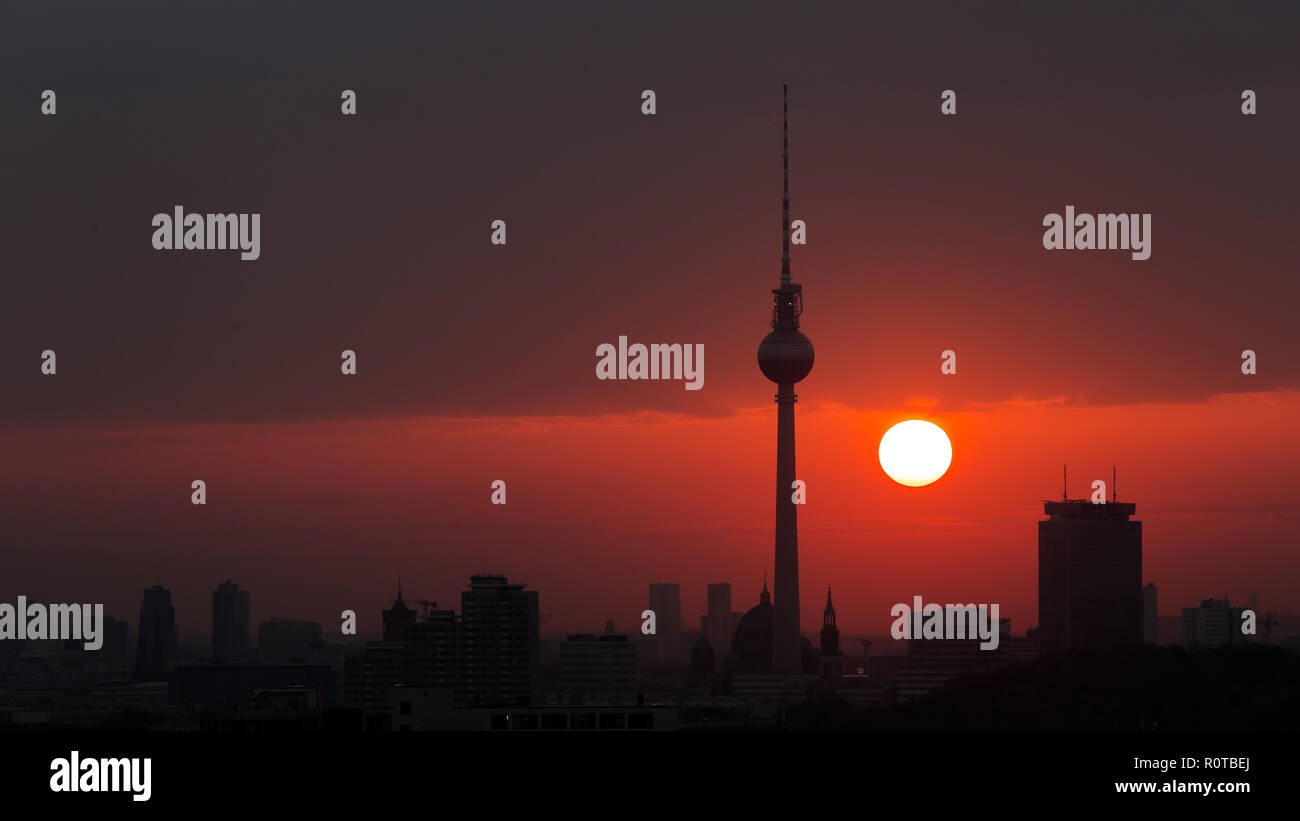 Sonnenuntergang über Berlin, Landsberger Allee erfasst Stockfoto
