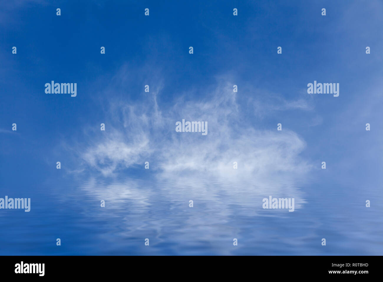 Misty Wasser Hintergrund mit blauer Himmel. Abstraktes Muster Stockfoto