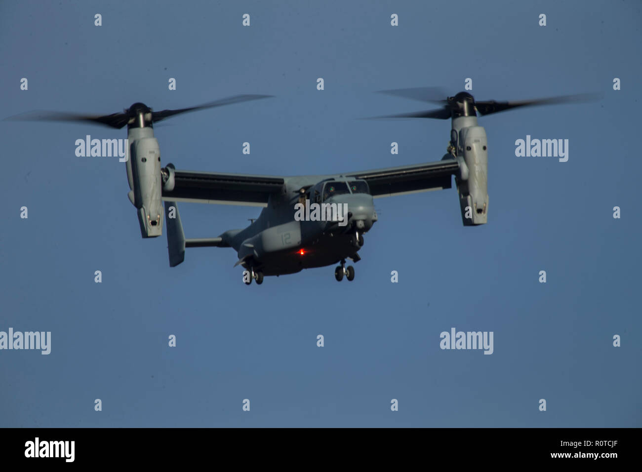 Us-Marines mit 2Nd Marine Division extrahieren Norwegische zwingt Sie zum Camp Leatherneck während der Übung Trident Punkt 18 in Voll, Norwegen, Nov. 3, 2018 zu fliegen. Trident Punkt 18 zeigt II Marine Expeditionary Force's Fähigkeit, zu implementieren, zu beschäftigen, und die Marine Air-Ground Task Force erneut bereitstellen, während die Verbesserung der Interoperabilität mit Verbündeten und Partnern. (U.S. Marine Corps video von Lance Cpl. Nathaniel f. Hamilton) Stockfoto