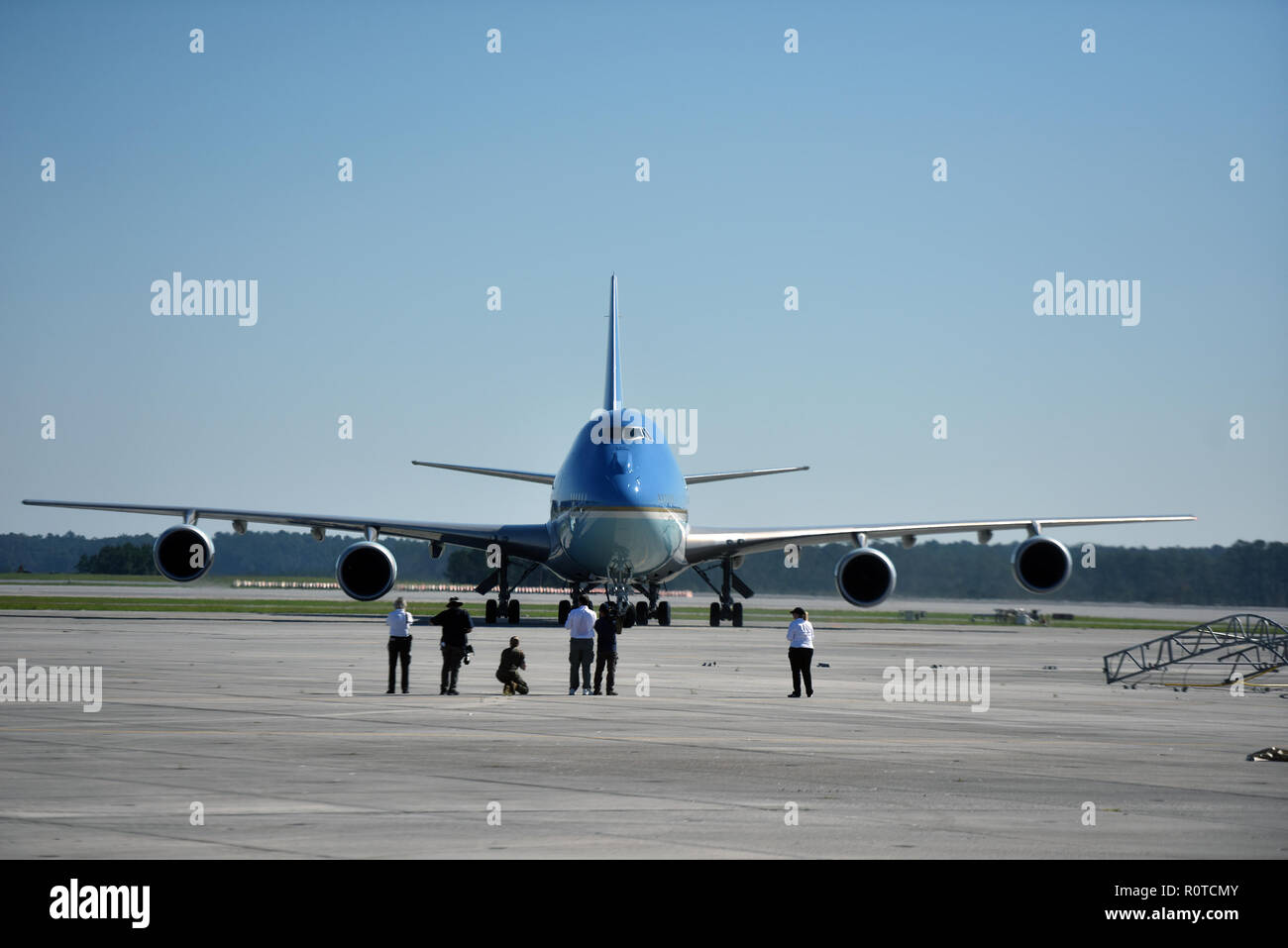 Der Präsident Donald Trump für einen Besuch nach dem Hurrikan Florence, Air Force One bei Marine Corps Air Station Cherry Point, Havelock, N.C., Sept. 19, 2018 eintrifft. (U.S. Army National Guard Foto von Sgt. 1. Klasse Jim Greenhill) Stockfoto