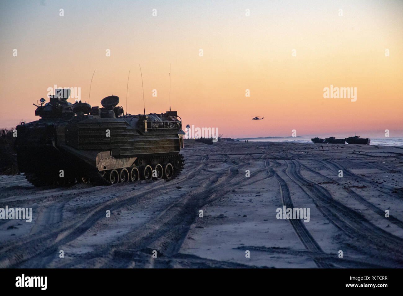 Marine AAV-P7/A1 Assault amphibian Fahrzeuge mit 2 Assault Amphibian Bataillon, Bataillon Landung Team, 1.BATAILLON, 2. Marine Regiment, 22 Marine Expeditionary Unit, simulieren eine Amphibische Angriffe während der kombinierten Training Unit Übung auf der Marine Corps Base Camp Lejeune, N.C., Okt. 31, 2018. COMPTUEX ist die letzte Übung vor der Bereitstellung, dass der kombinierte Kearsarge Amphibious Ready Gruppe und Fähigkeiten 22 Marine Expeditionary Unit AAV/militärische Operationen auf See und Projekt Power an Land durch gemeinsame Planung und Durchführung von anspruchsvollen und realistischen Szenarien Verhalten bescheinigt. (U Stockfoto