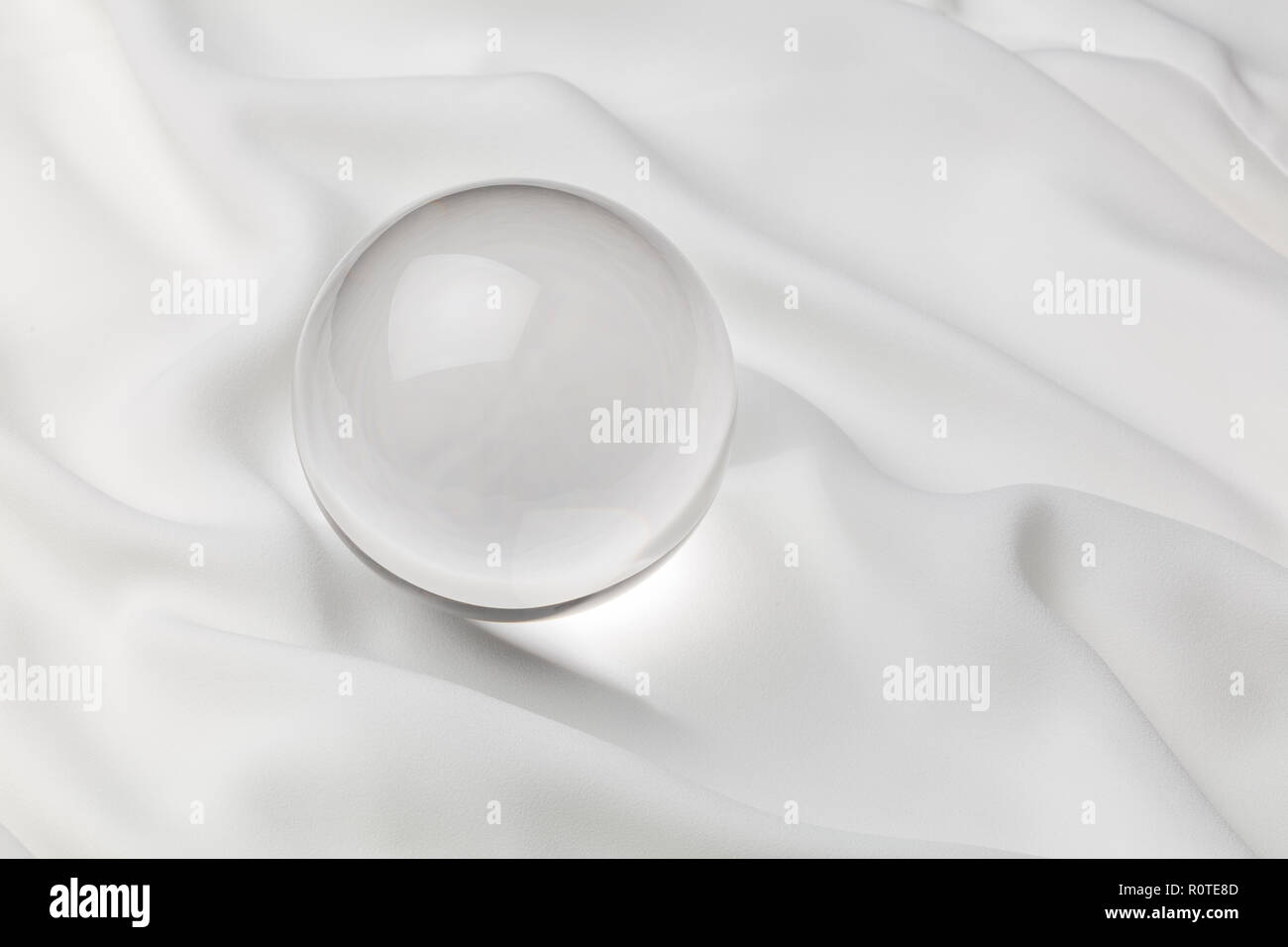 Transparente Crystal Ball mit weißem Hintergrund, aus der Nähe. Stockfoto