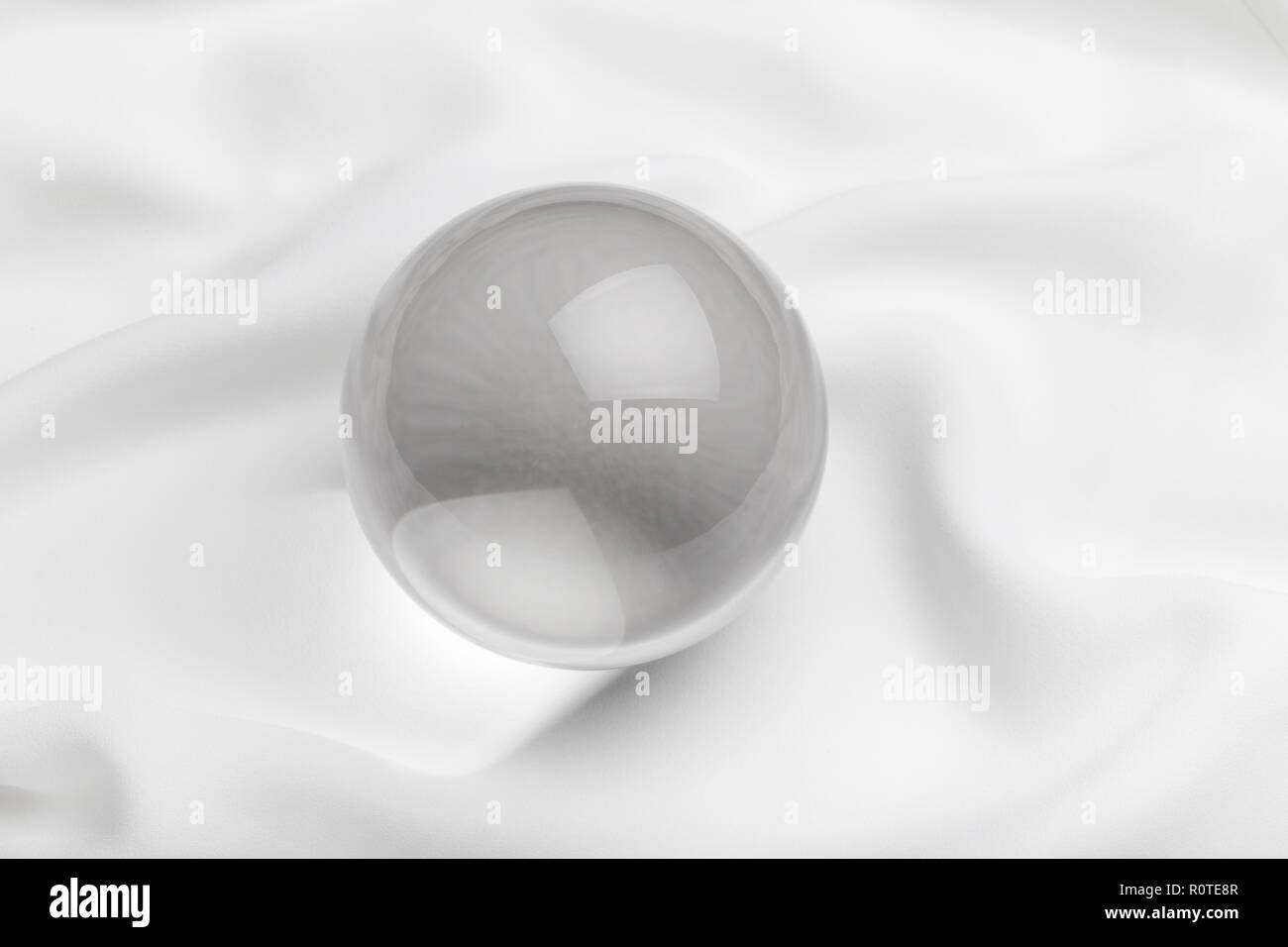 Transparente Crystal Ball mit weißem Hintergrund, aus der Nähe. Stockfoto