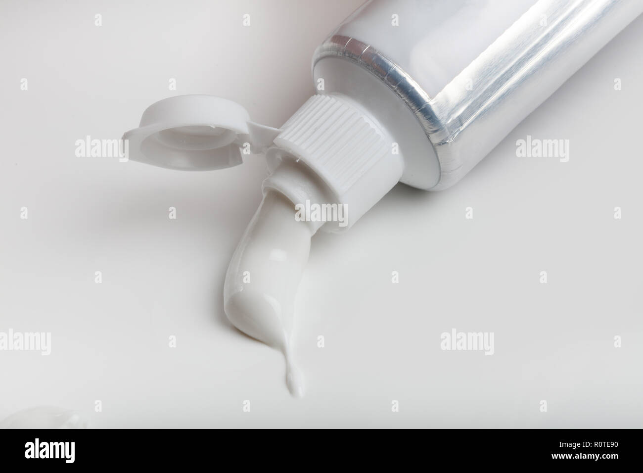 Toothpastel Streifen mit weißem Hintergrund, aus der Nähe. Stockfoto