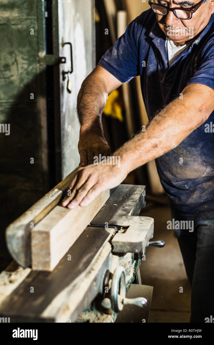 Tischler Werkzeuge auf Holztisch mit Sägemehl. Das Schneiden einer Holzbohle Stockfoto