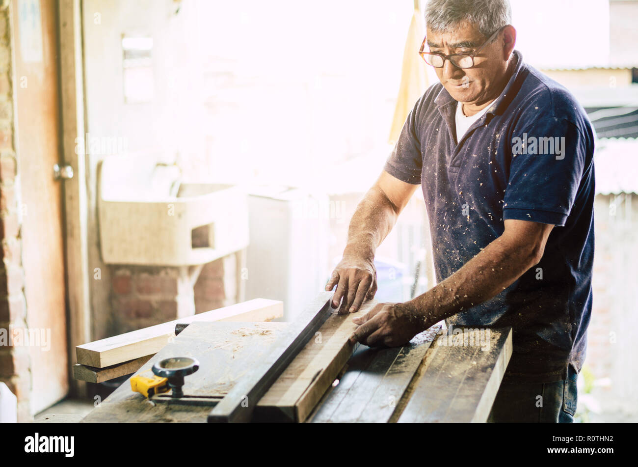 Professionelle Tischler schneiden Holz- Vorstand in seiner Werkstatt Stockfoto